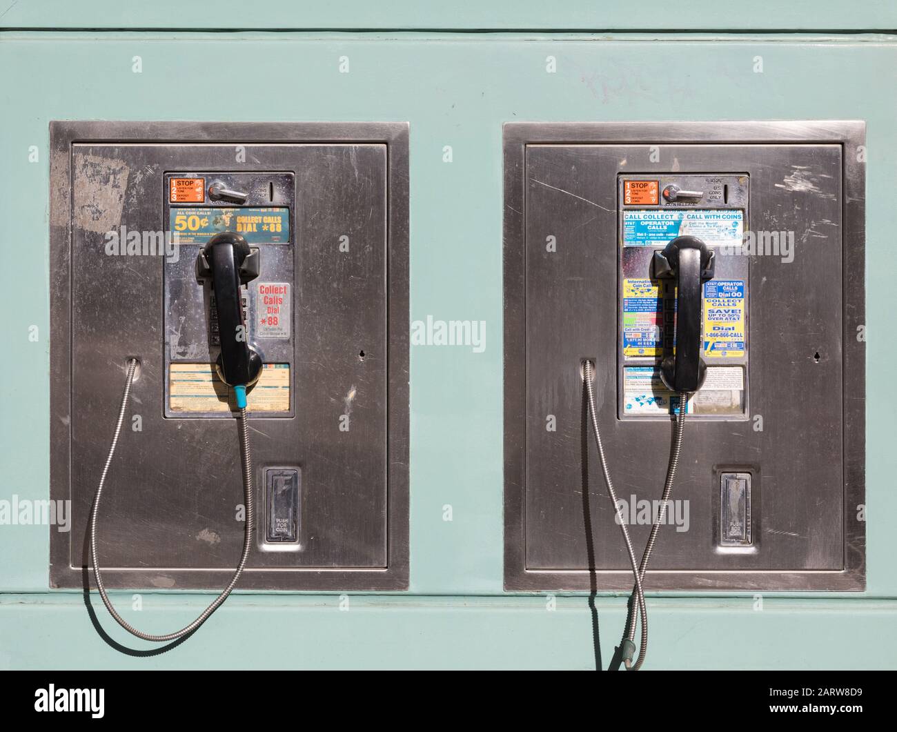 Charlotte, NC, USA-26 JAN 2020: Due telefoni a pagamento montati fianco a fianco . Foto Stock