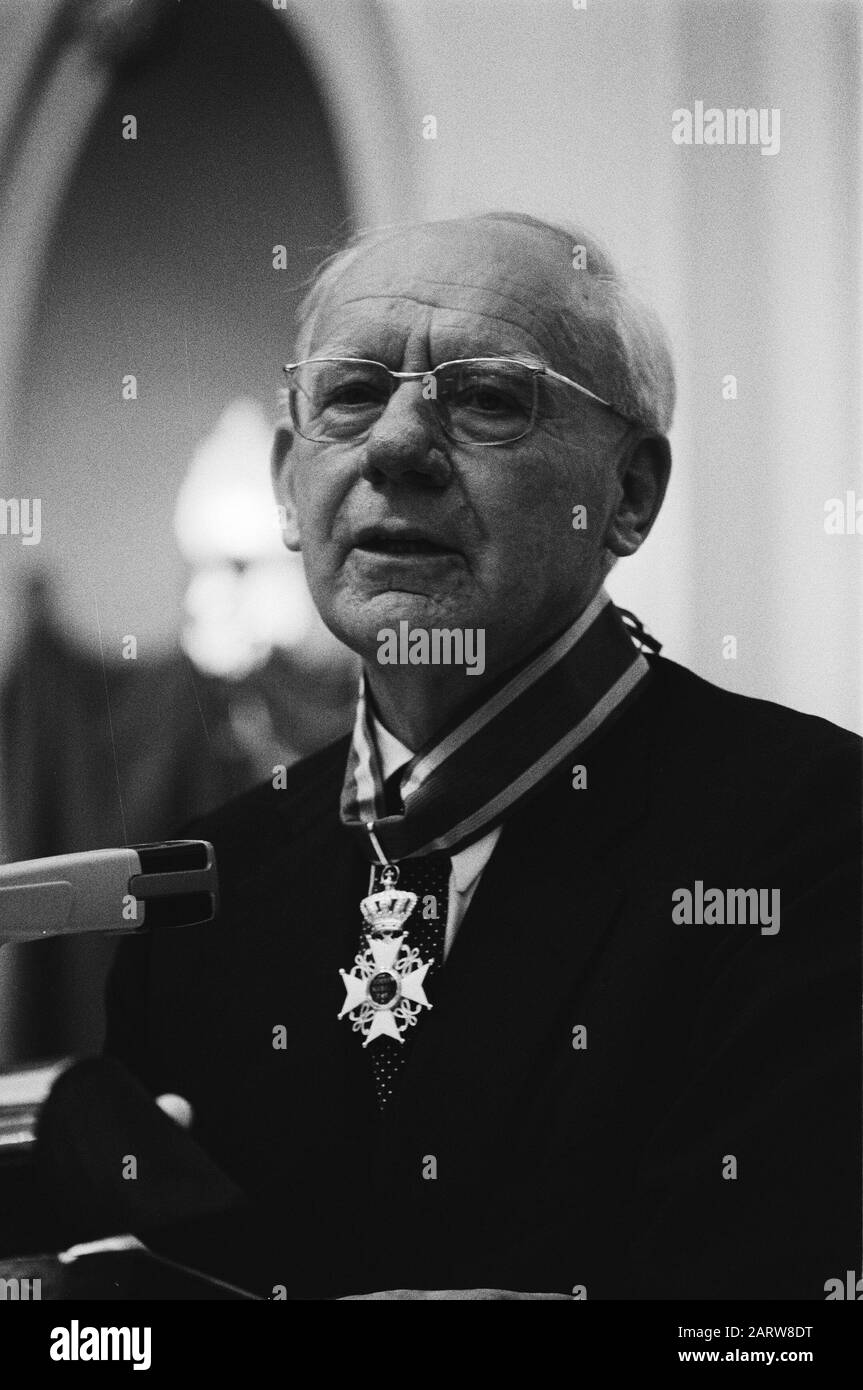 Fede van Tweede Kamer Presidente Vondeling nel Riderzaal Vondeling durante il suo discorso di addio Data: 28 giugno 1979 luogo: L'Aia, Zuid-Holland Parole Chiave: Addio, ritratti, speechs, presidenti Nome personale: Vondeling, Anne Foto Stock