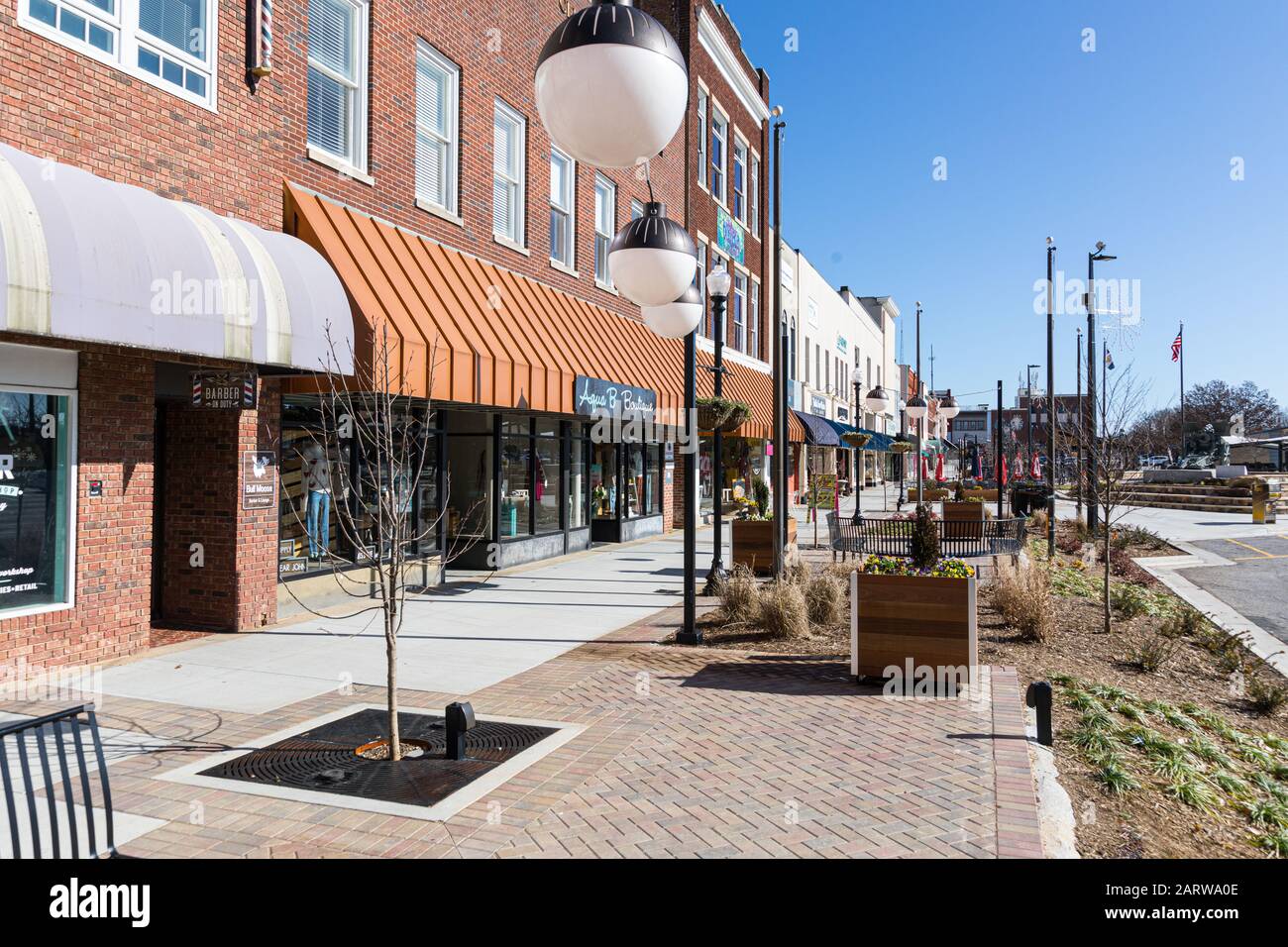 Hickory, NC, USA-26 JAN 2020: La piazza principale del centro in una soleggiata giornata invernale. Foto Stock