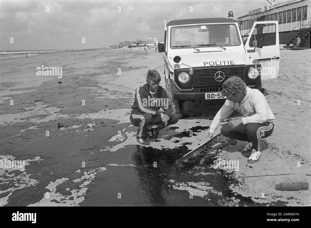 Strand Kijkduin da olio inquinato Data: 13 giugno 1982 Località: Den Haag, Kijkduin Parole Chiave: Olio, spiagge, inquinamento Foto Stock