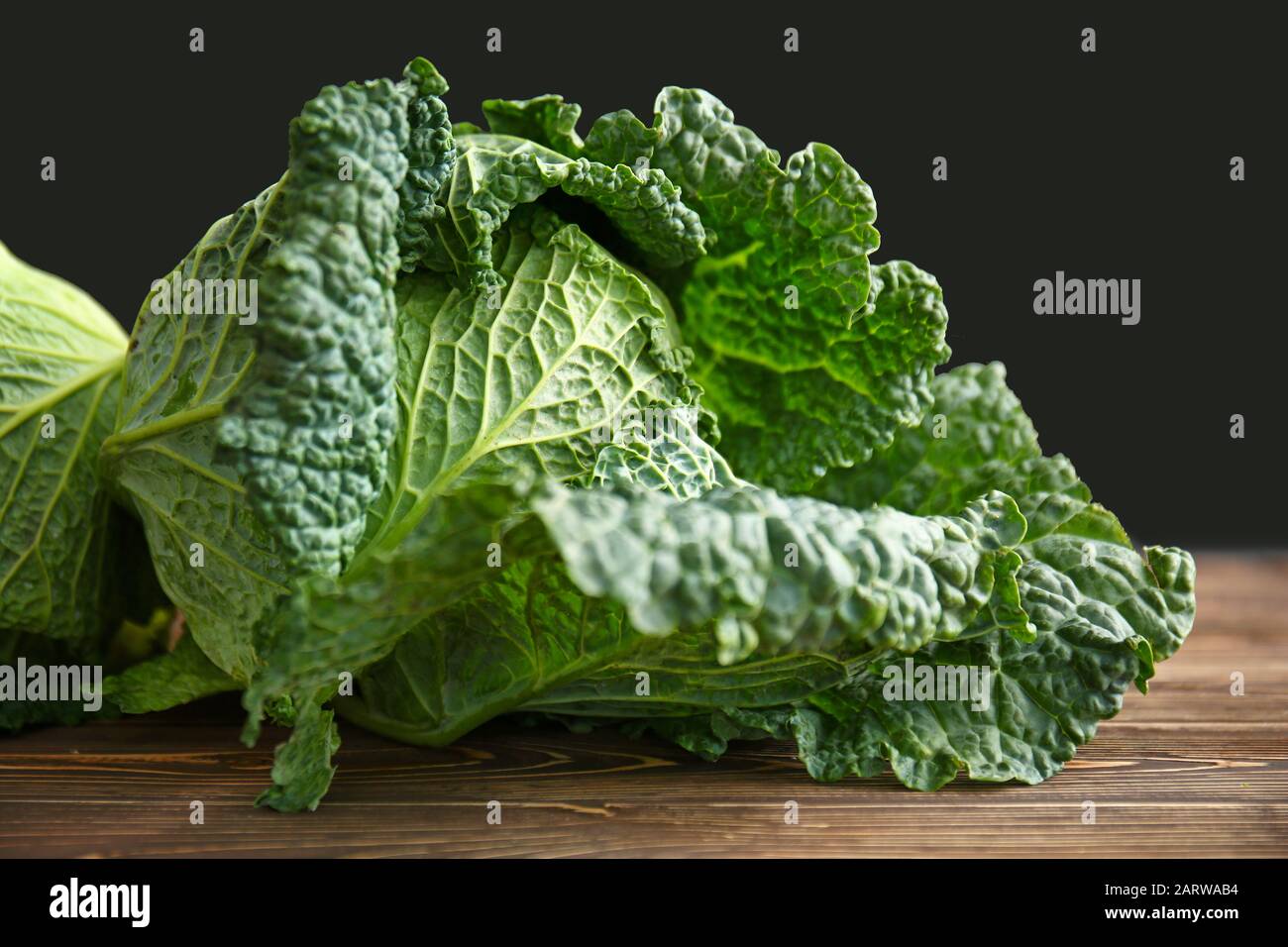 Fresh cavolo verza sul tavolo di legno Foto Stock