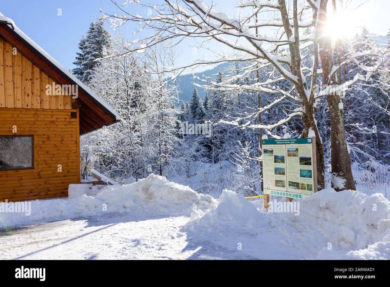 Slovenia, Kranjska Gora - 12 14 2019: Riserva naturale di Zelenci Springs in inverno. Sorgente del fiume Sava Dolinka. Foto Stock