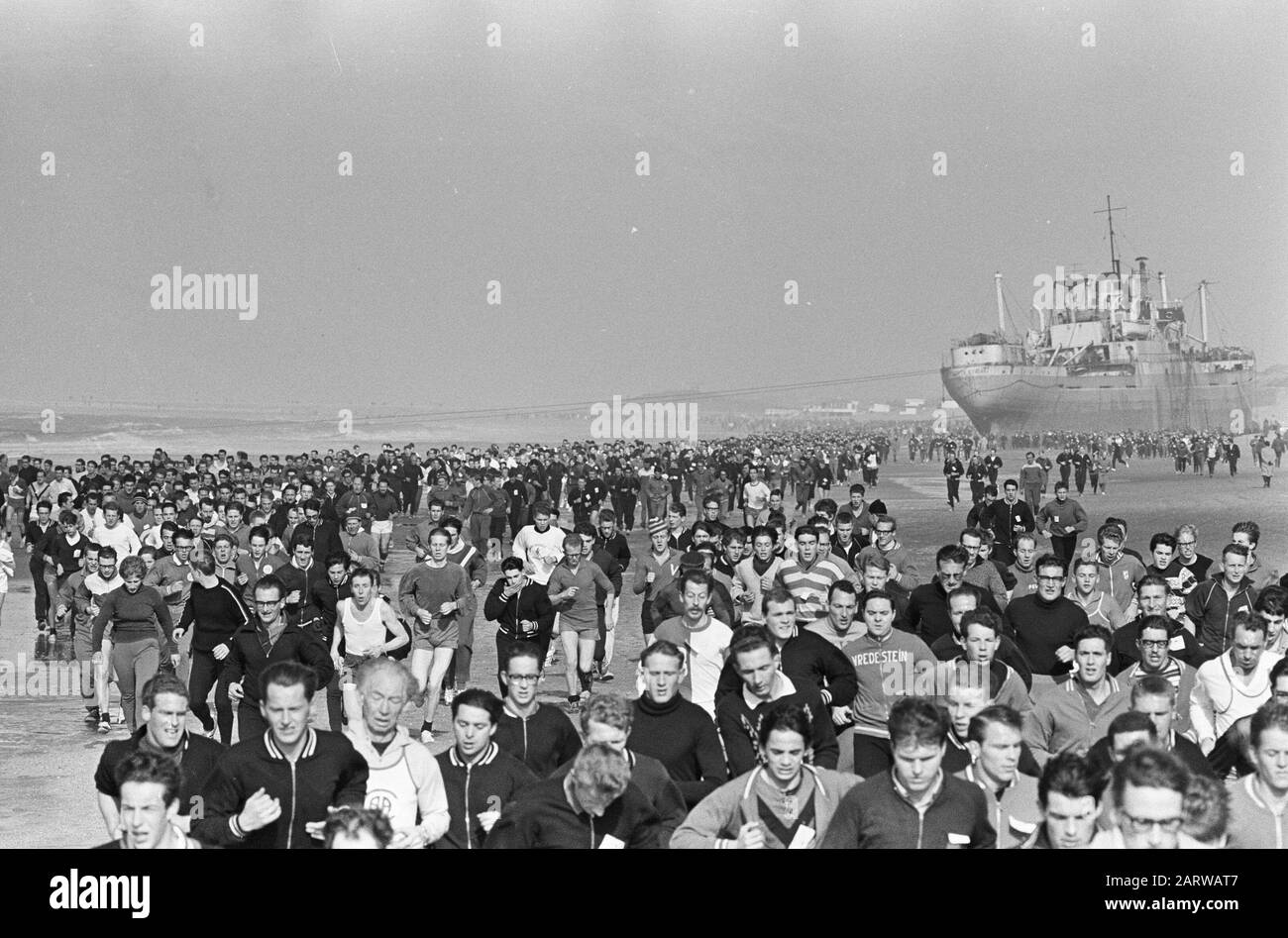 Strandloop IJmuiden to Bloemendaal, 3400 partecipanti in viaggio Data: 27 febbraio 1966 Località: Bloemendaal, IJmuiden Parole Chiave: STANDRLOPERS, partecipanti Foto Stock