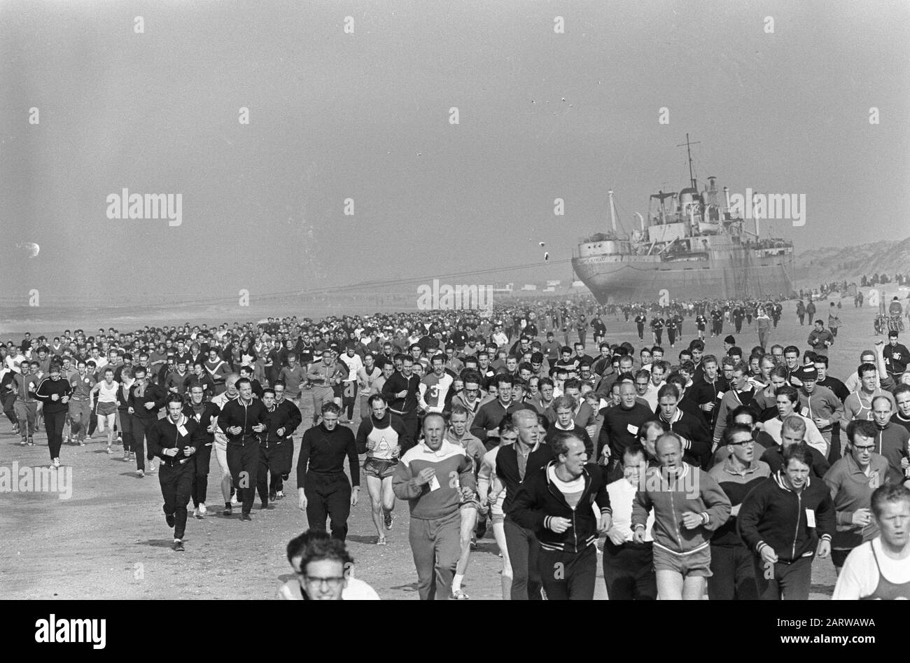 Strandloop IJmuiden to Bloemendaal, 3400 partecipanti in viaggio Data: 27 febbraio 1966 Località: Bloemendaal, IJmuiden Parole Chiave: STANDRLOPERS, partecipanti Foto Stock