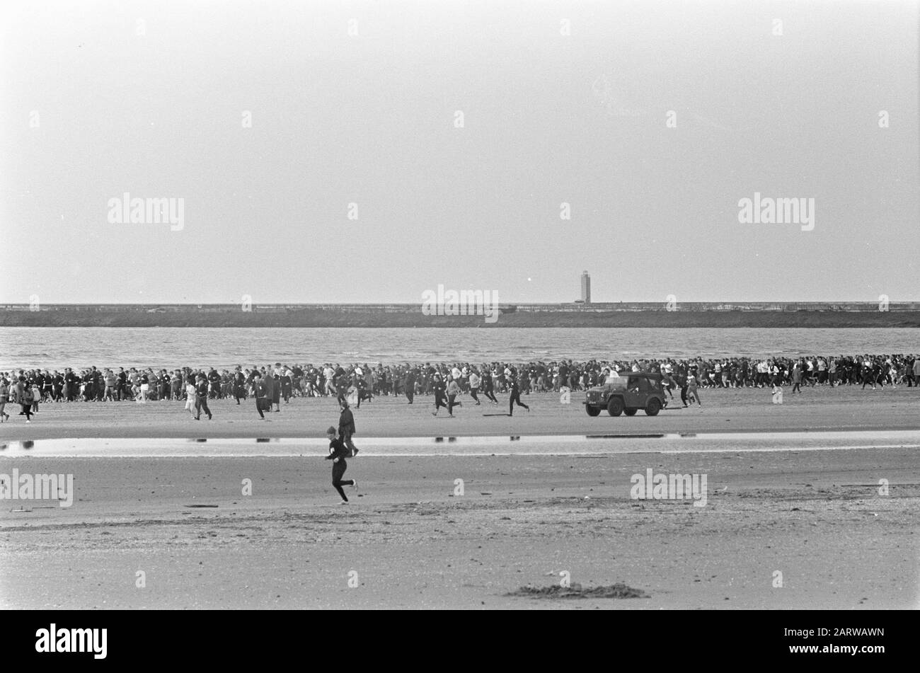 Strandloop in IJmuiden, più di 5000 partecipanti durante la data di inizio: 18 febbraio 1968 Località: IJmuiden Parole Chiave: STANDRUP, partecipanti Foto Stock