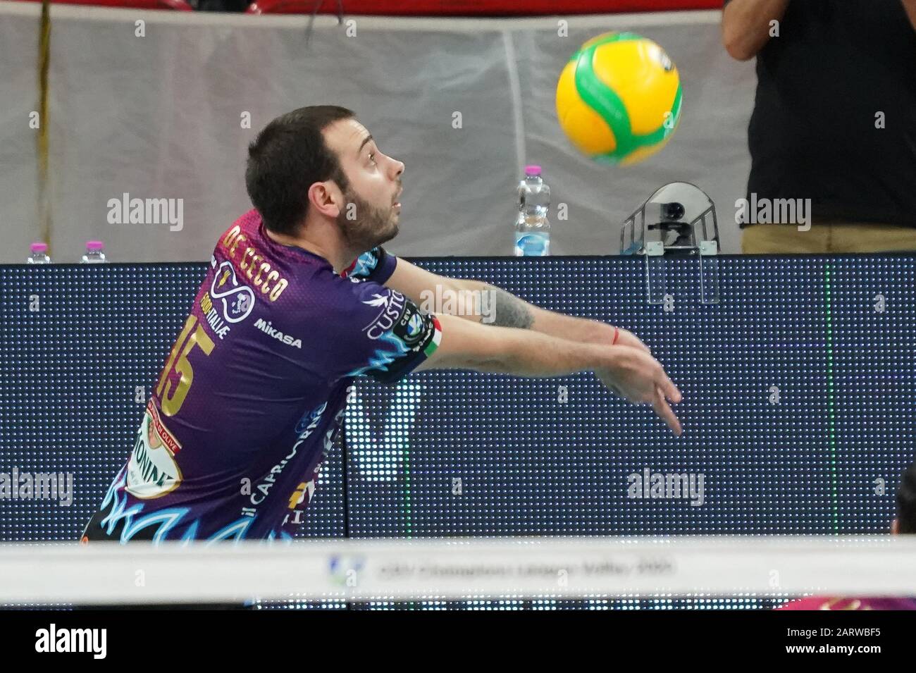 Perugia, Italia, 29 Jan 2020, giuliano de cecco (n . 15 palleggio sir safety conad perugia) in difesa di Sir Sicoma Monini Perugia vs Tours VB - Volleybal Champions League Men Championship - Credit: LPS/Loris Cerquiglini/Alamy Live News Foto Stock