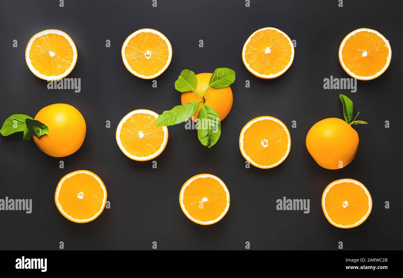 Arance mature su sfondo scuro Foto Stock