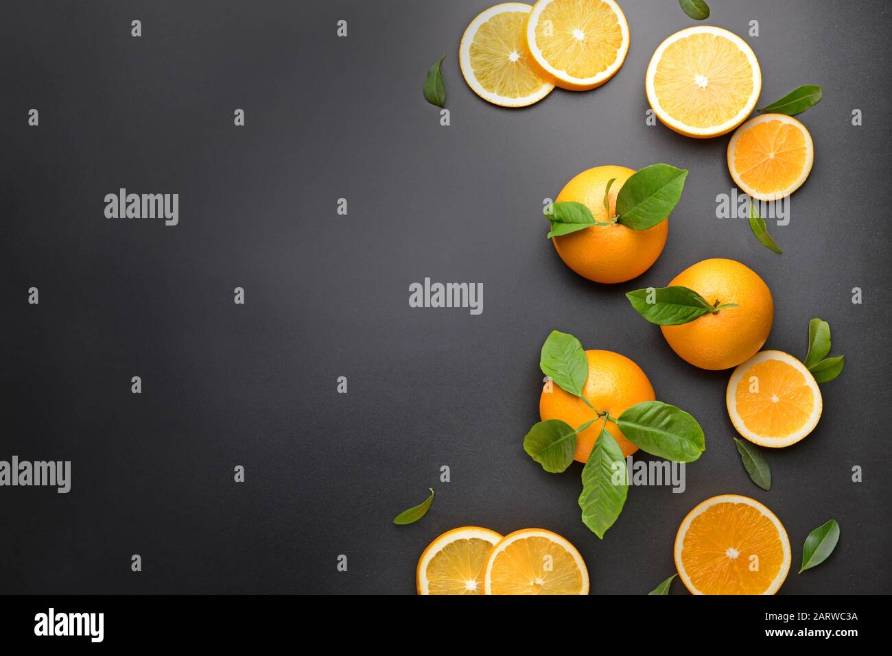 Arance mature tagliate su sfondo scuro Foto Stock