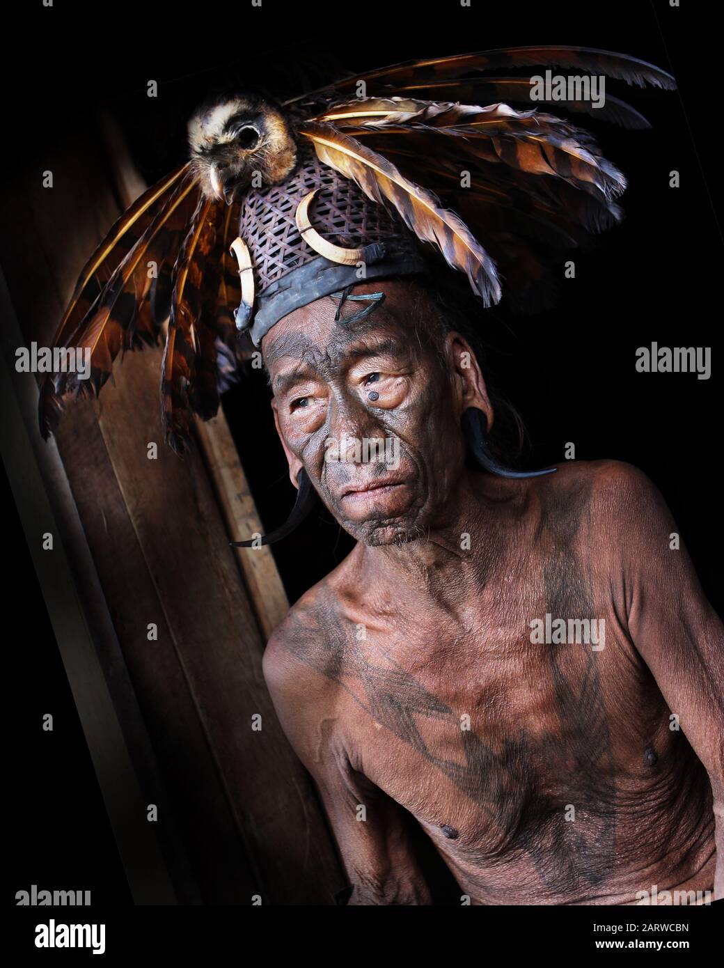 Cacciatore di testa appartenente alla tribù Konyak - Nagaland- India Foto Stock
