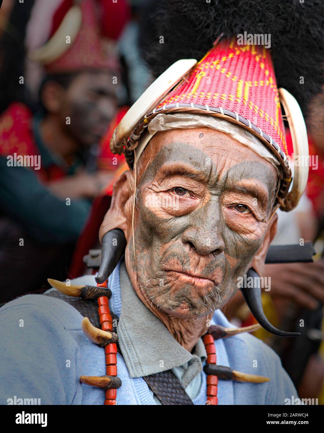 Cacciatore di testa appartenente alla tribù Konyak - Nagaland- India Foto Stock