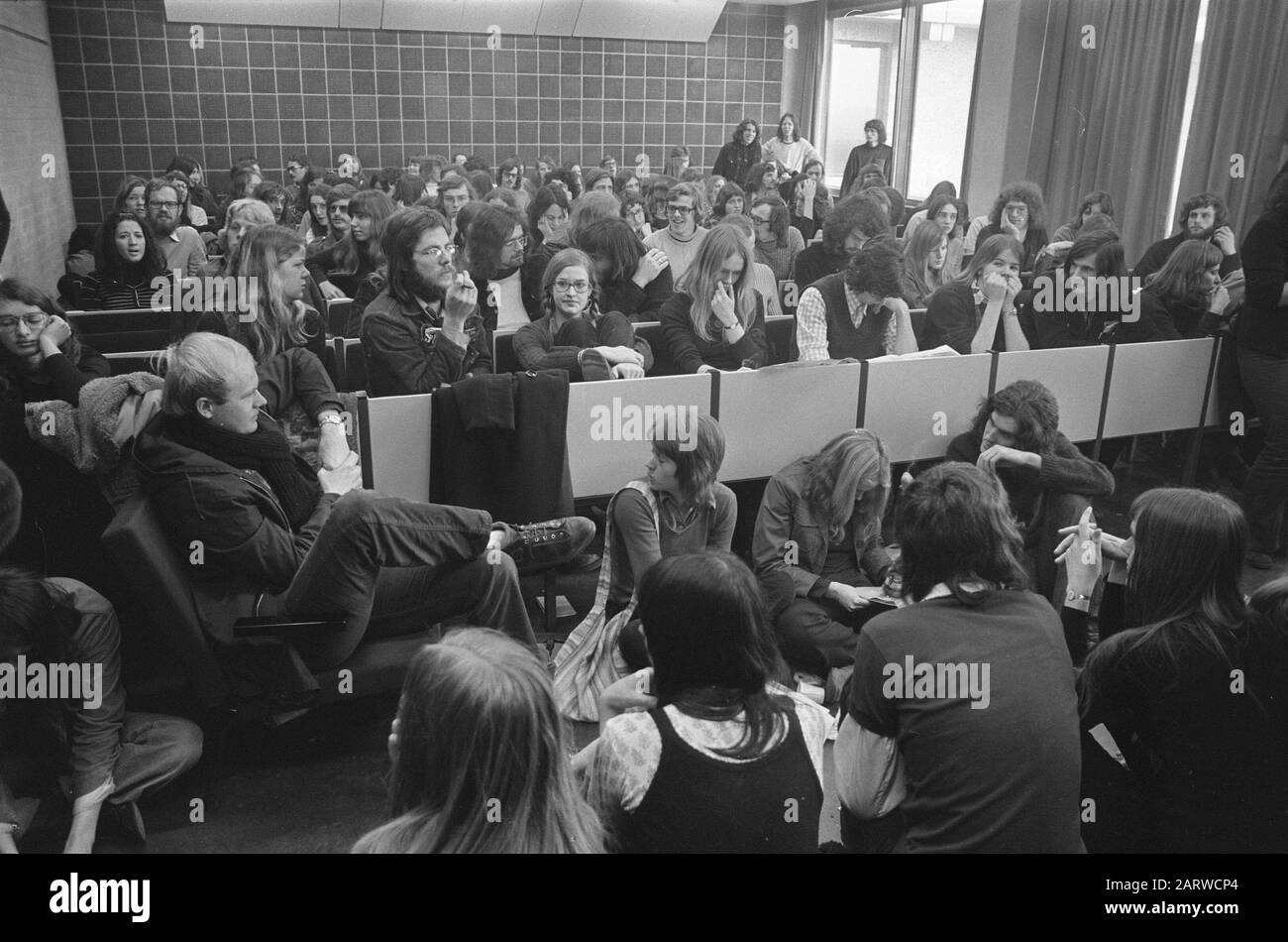 Gli studenti tengono occupata la libera Università di Amsterdam per protesta contro le elezioni VU-Council Data: 23 febbraio 1972 luogo: Amsterdam, Noord-Holland Parole Chiave: Studenti, ELEZIONI, uccidazioni, proteste Foto Stock