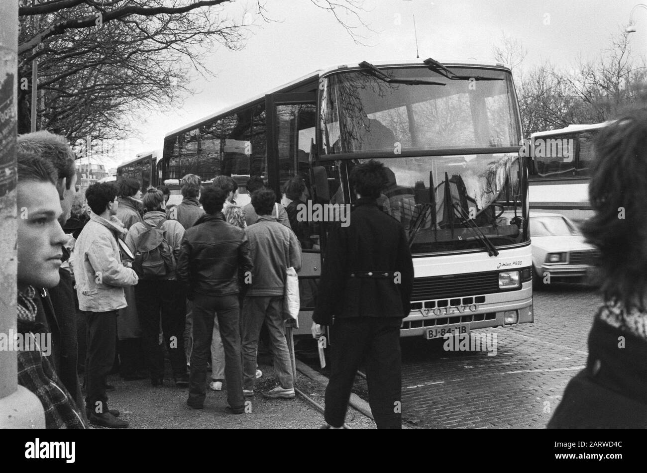 Autobus gratuiti per gli studenti che stanno per dimostrare a l'Aia Gli Studenti di prendere gli autobus in A'DAM che sono stati messi a disposizione gratuitamente dalla data universitaria: 23 gennaio 1986 posizione: Amsterdam, Noord-Holland Parole Chiave: Autobus, dimostrazioni, studenti Foto Stock