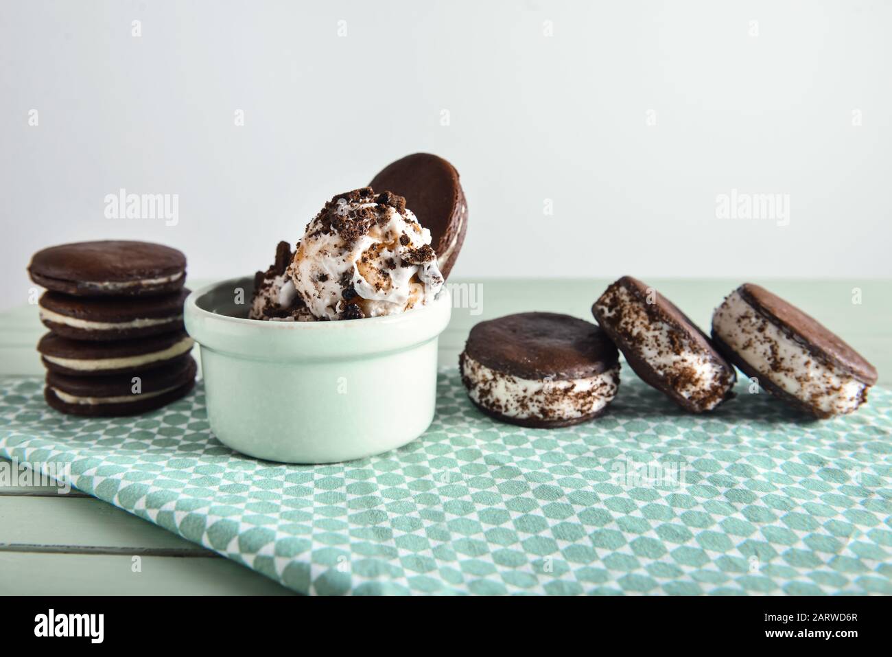 Ciotola con gustosi gelati e biscotti al cioccolato sul tavolo Foto Stock