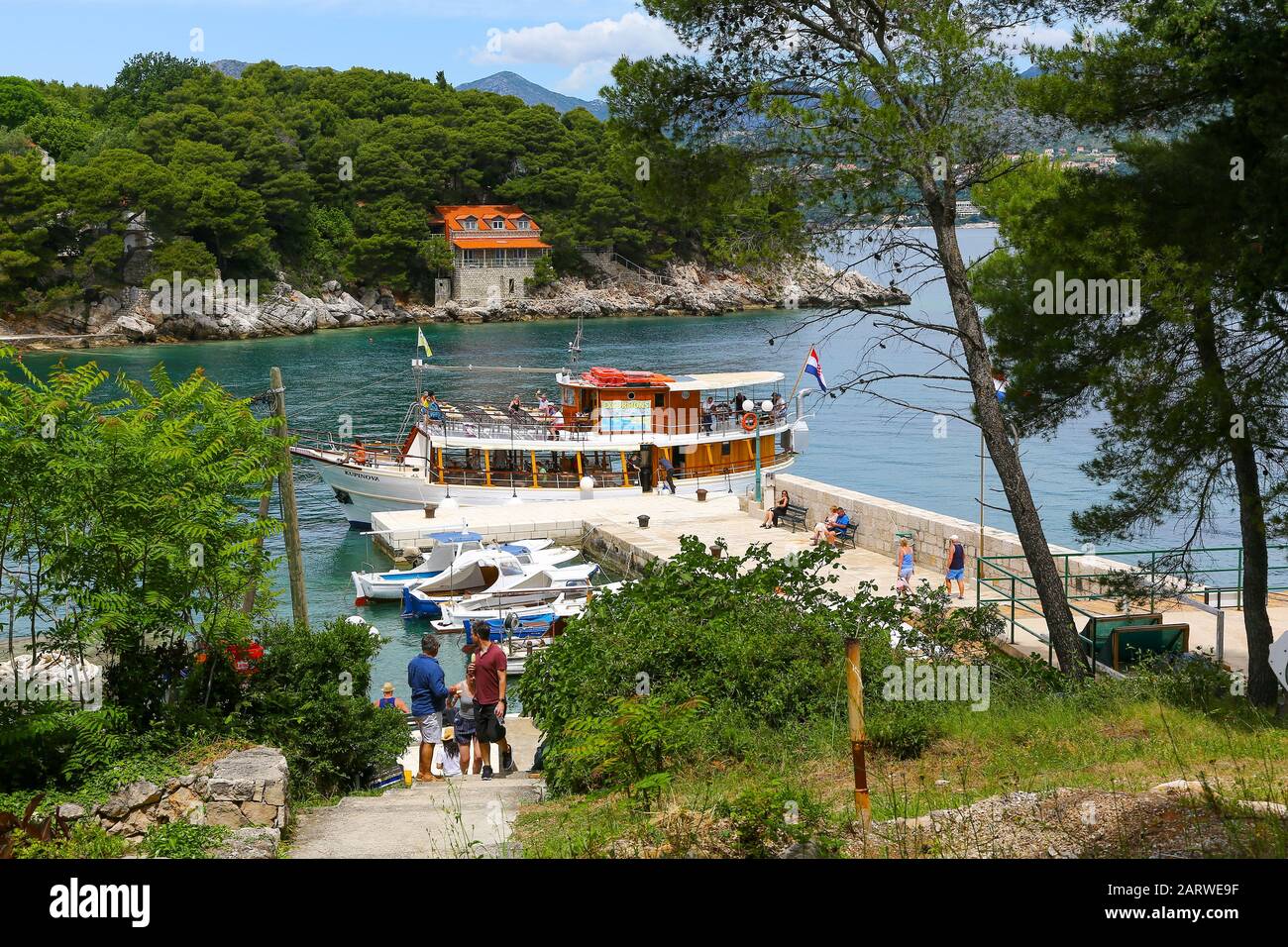 Una barca nel porto sull'isola di Koločep, una delle tre isole Elafiti abitate, Croazia, Europa Foto Stock