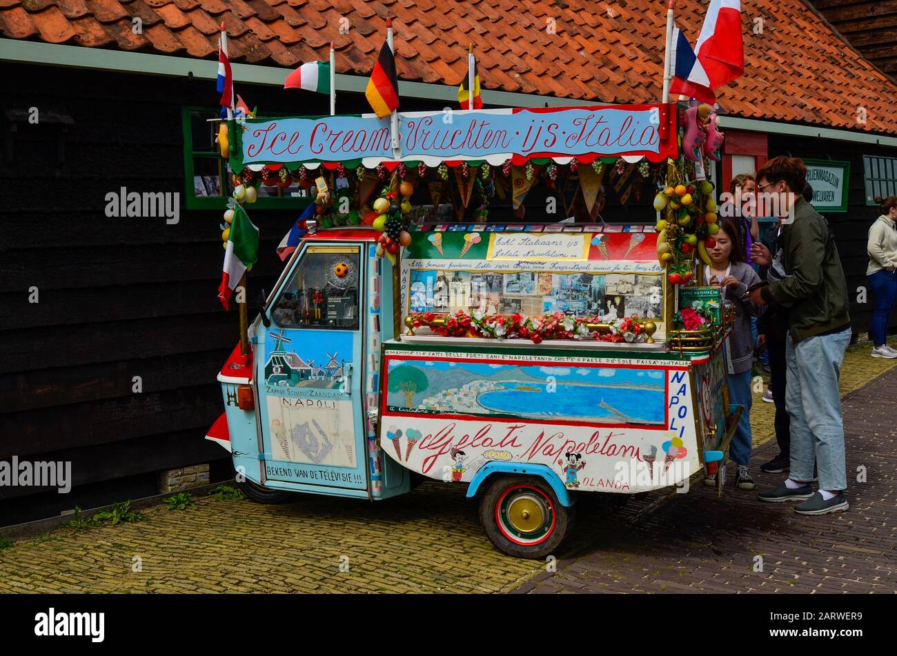 Zaanse Schans, Olanda, Agosto 2019. Fornitore di gelati italiani. Il folclore a tre ruote attira l'occhio con i suoi numerosi riferimenti a Ita Foto Stock