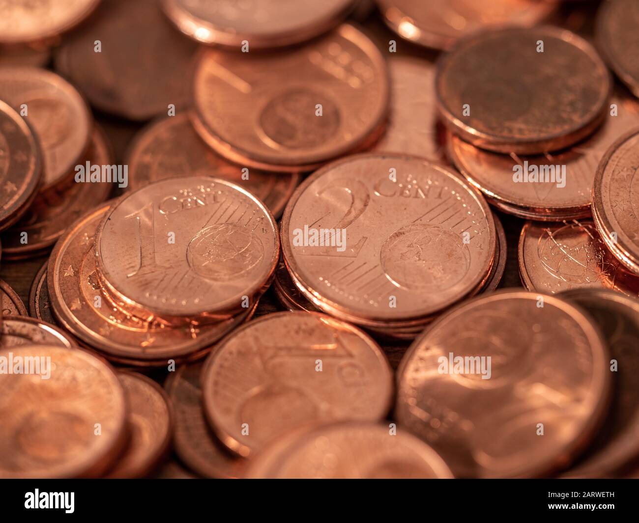 L'immagine piena di centesimi di euro, moneta di rame, moneta da uno e due centesimi sarà respinta dalla BCE Foto Stock
