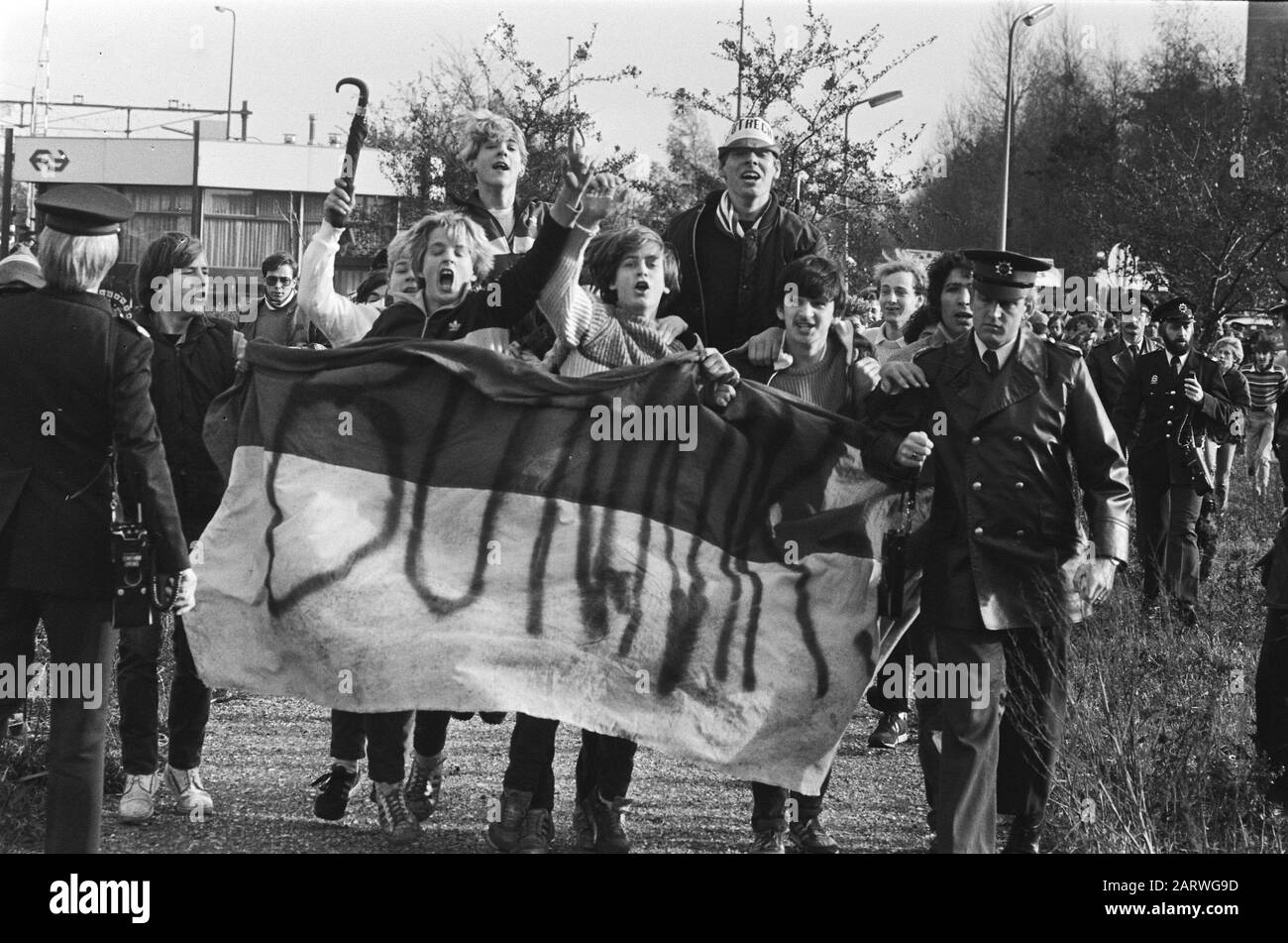 AJAX vs FC Utrecht i sostenitori sono accompagnati DAL ME e agenti controllare un banner Data: 21 novembre 1982 Località: Utrecht (prov), Utrecht (città) Parole Chiave: Poliziotti, rivolte, banner sport, tifosi, calcio Nome istituzione: FC Utrecht Foto Stock