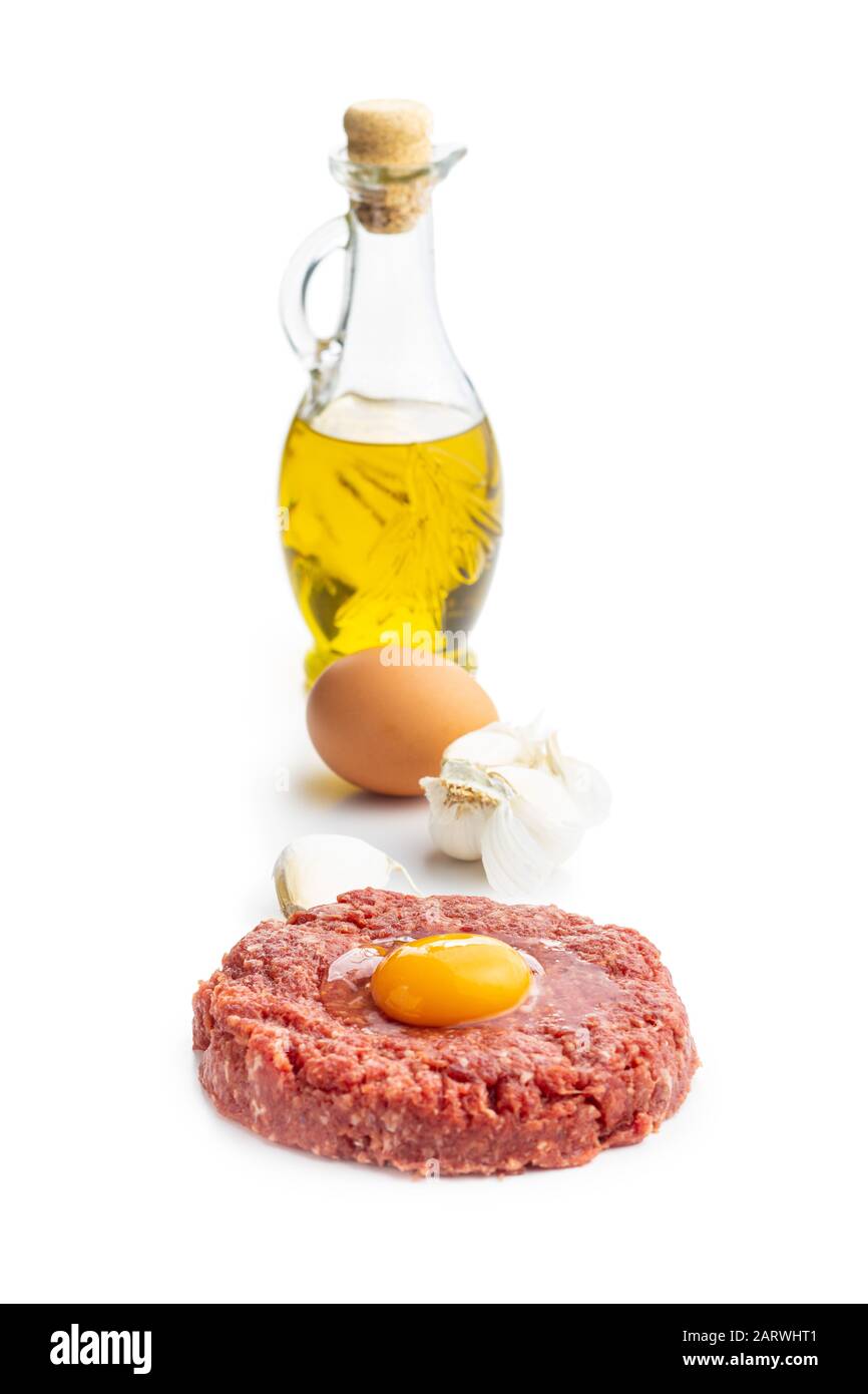Bistecca di manzo tartare, tuorlo, aglio e olio isolato su sfondo bianco. Foto Stock