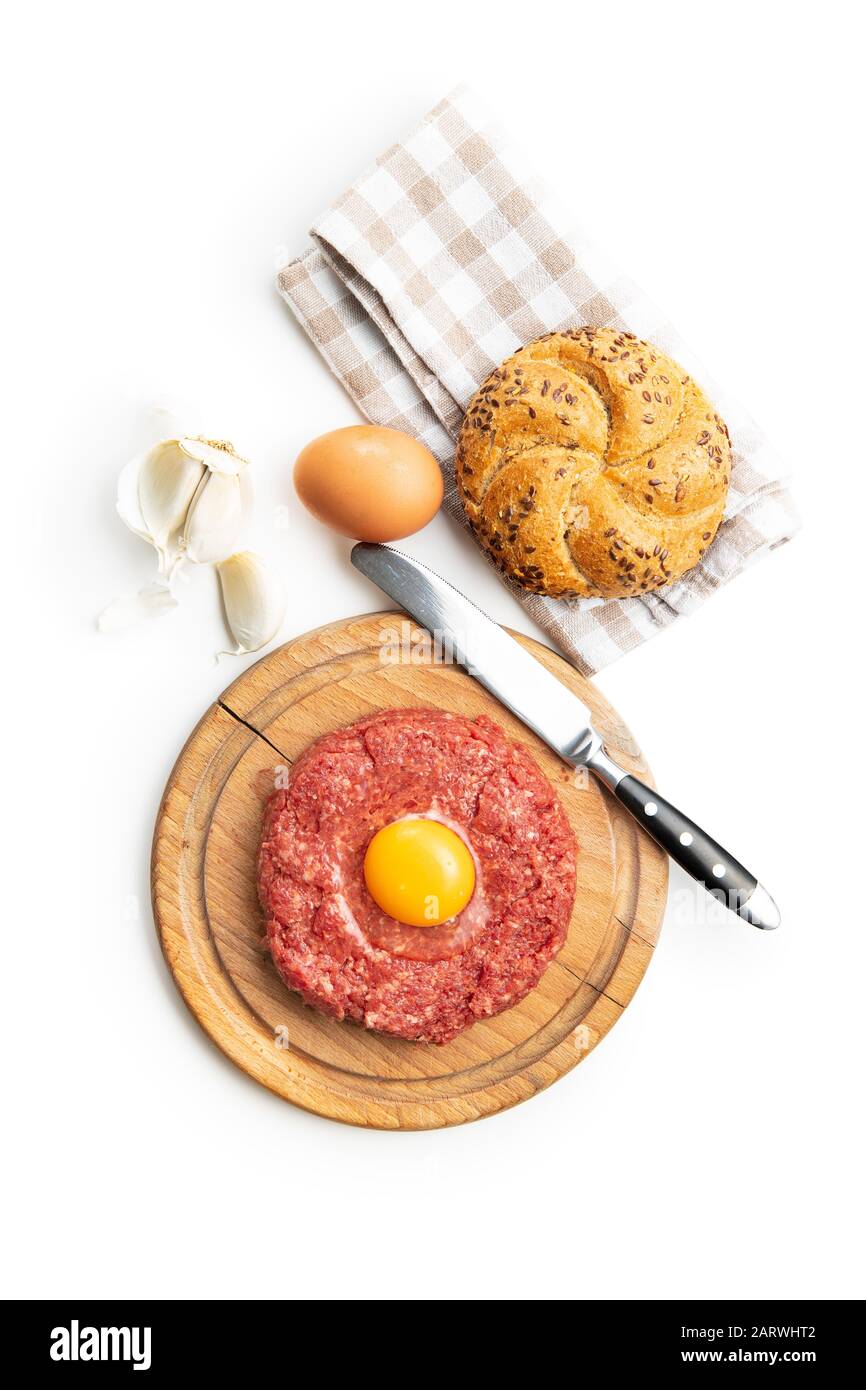 Bistecca di manzo tartare con tuorlo isolato su sfondo bianco. Foto Stock