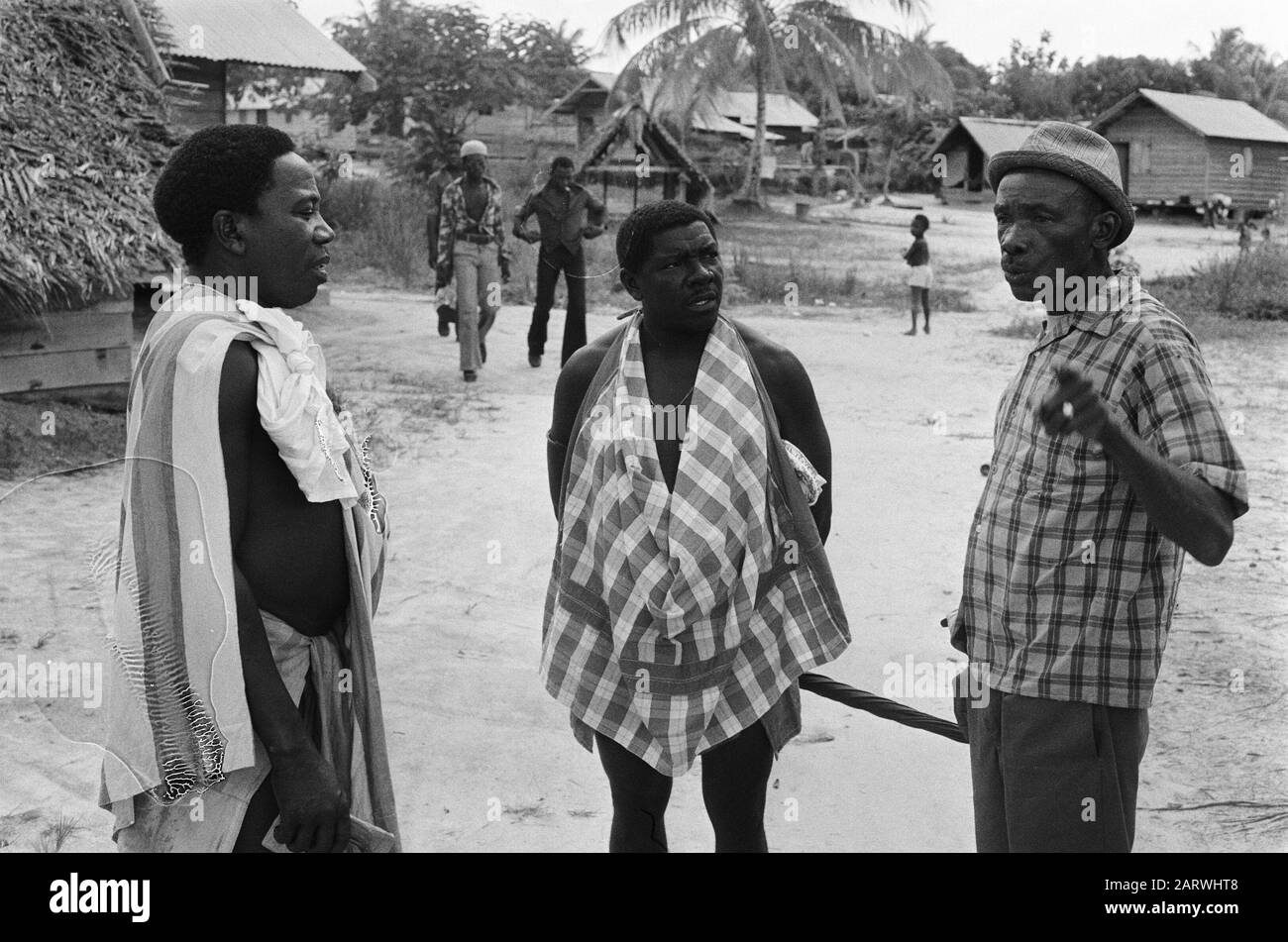Suriname, Creolen bosland e indiani; Creole due Foresta nel loro villaggio Data: 1 aprile 1975 luogo: Suriname Foto Stock