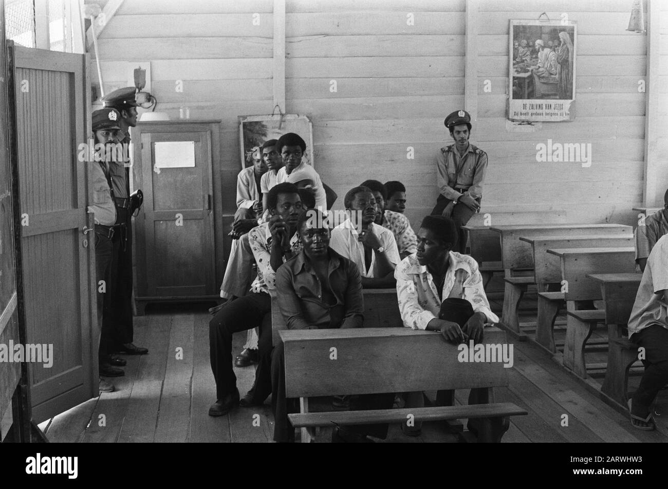 Suriname, Creolen Bosland e indiani; incontro Boslandcreolen in una scuola vicino Bronsweg Annotazione: Intorno a loro sono poliziotti Data: 1 aprile 1975 luogo: Suriname Foto Stock