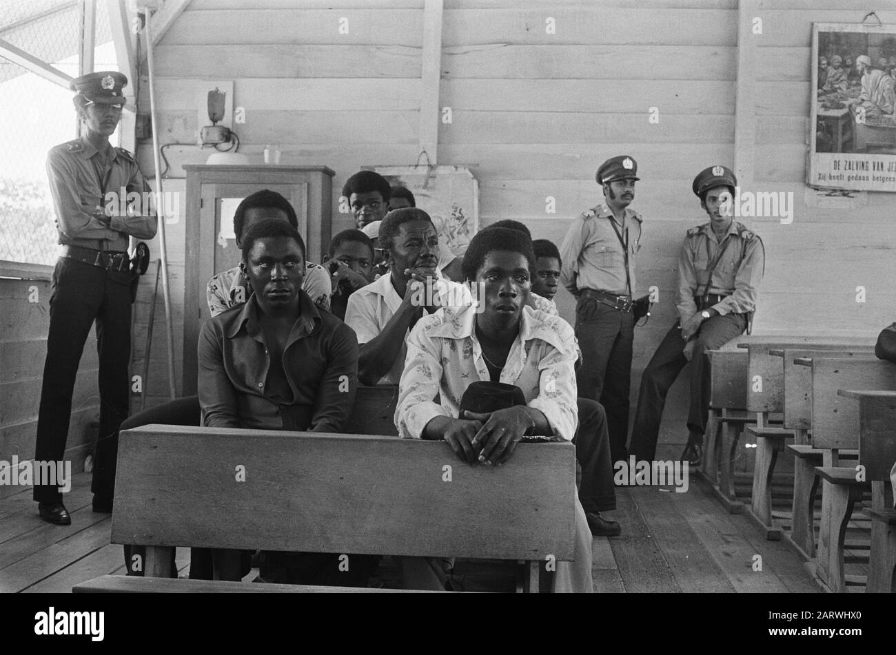 Suriname, Creolen Bosland e indiani; incontro Boslandcreolen in una scuola vicino Bronsweg Annotazione: Intorno a loro sono poliziotti Data: 1 aprile 1975 luogo: Suriname Foto Stock