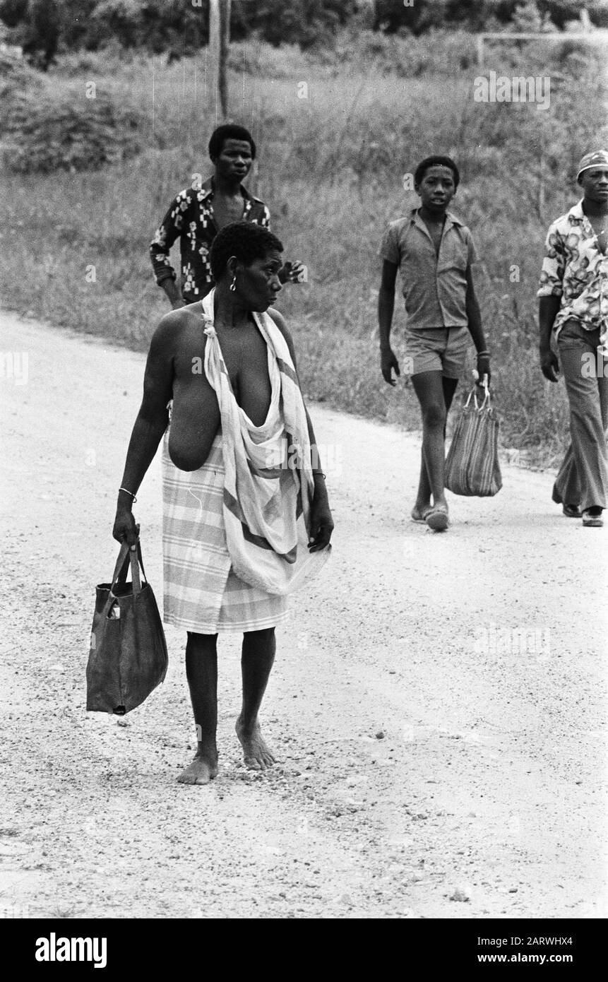 Suriname, Bosland creolen e indiani; coppia anziana, due ragazzi, donna Data: 1 aprile 1975 Foto Stock