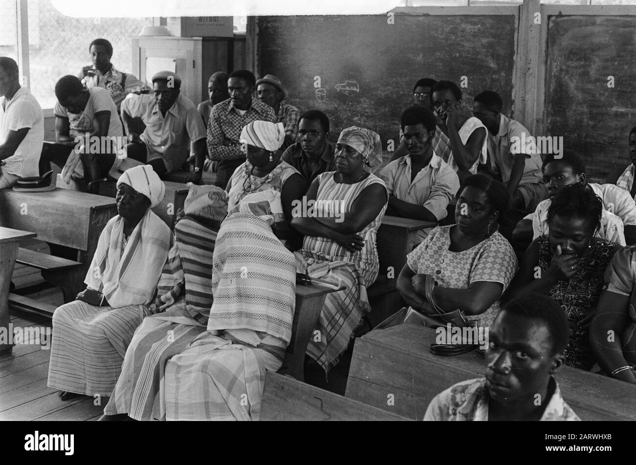 Suriname, Creolen bosland e indiani; incontro Boslandcreolen in una scuola vicino Bronsweg Data: 1 aprile 1975 luogo: Suriname Foto Stock