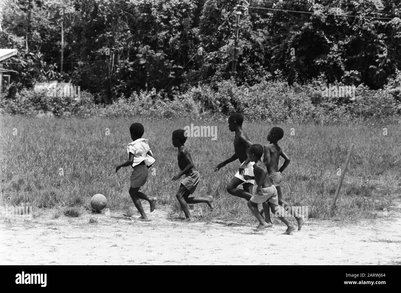 Suriname, Bosland lana e indiani; ragazzi di calcio Data: 1 aprile 1975 Foto Stock