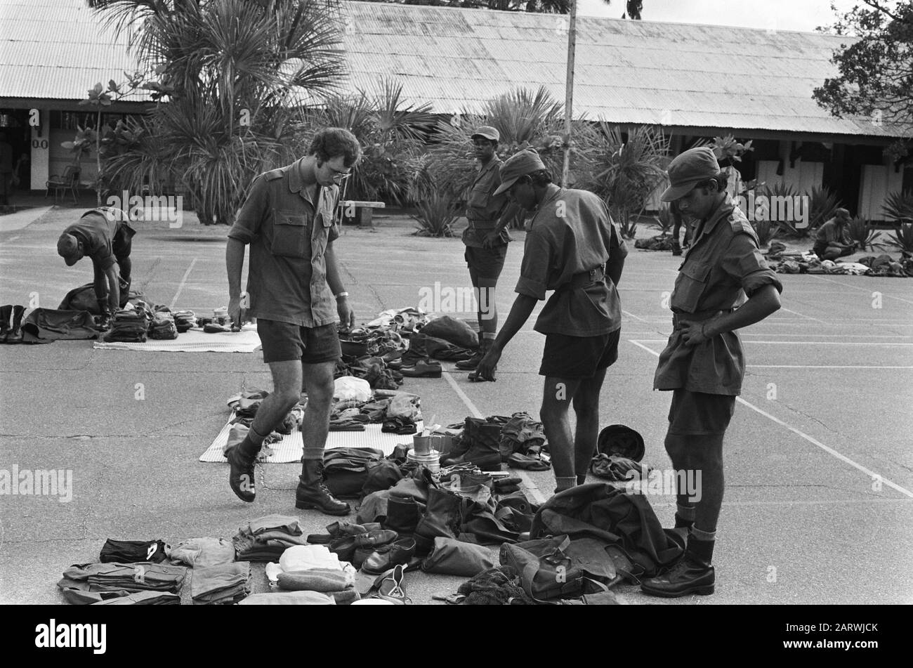 Suriname, Suriname esercito; ispezione borse di duffel Data: 1 aprile 1975 luogo: Suriname Parole Chiave: Ispezioni, eserciti Foto Stock