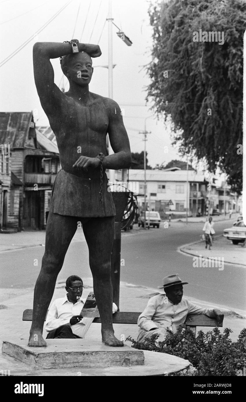 Suriname, statue di strada in Paramaribo; statua di uno schiavo liberato Data: 1 aprile 1975 luogo: Paramaribo Parole Chiave: Statue Foto Stock