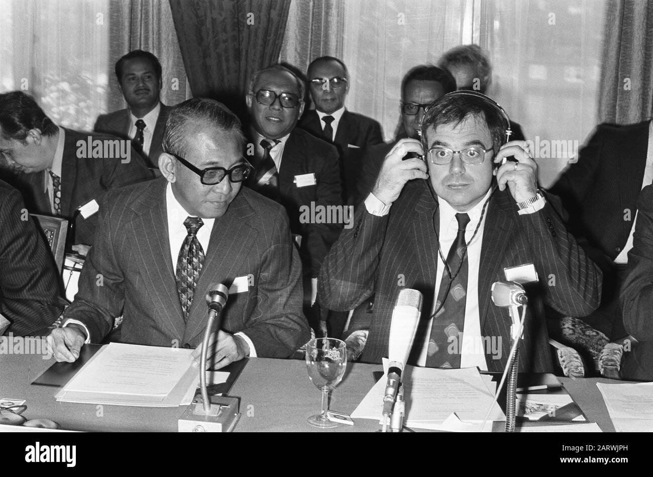 Incontro del Gruppo intergovernativo per l'Indonesia (IGGI) presso l'Amstelhotel di Amsterdam Sutopo Yuwono Projohandoko (a sinistra) e Ministro Pronk Data: 12 maggio 1975 luogo: Amsterdam, Noord-Holland Parole Chiave: Incontri, Ministri Nome personale: Pronk, Jan, Yawono, Sutopo Foto Stock