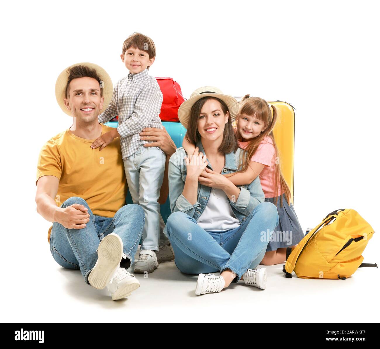 Buona famiglia con valigie isolate su bianco Foto Stock