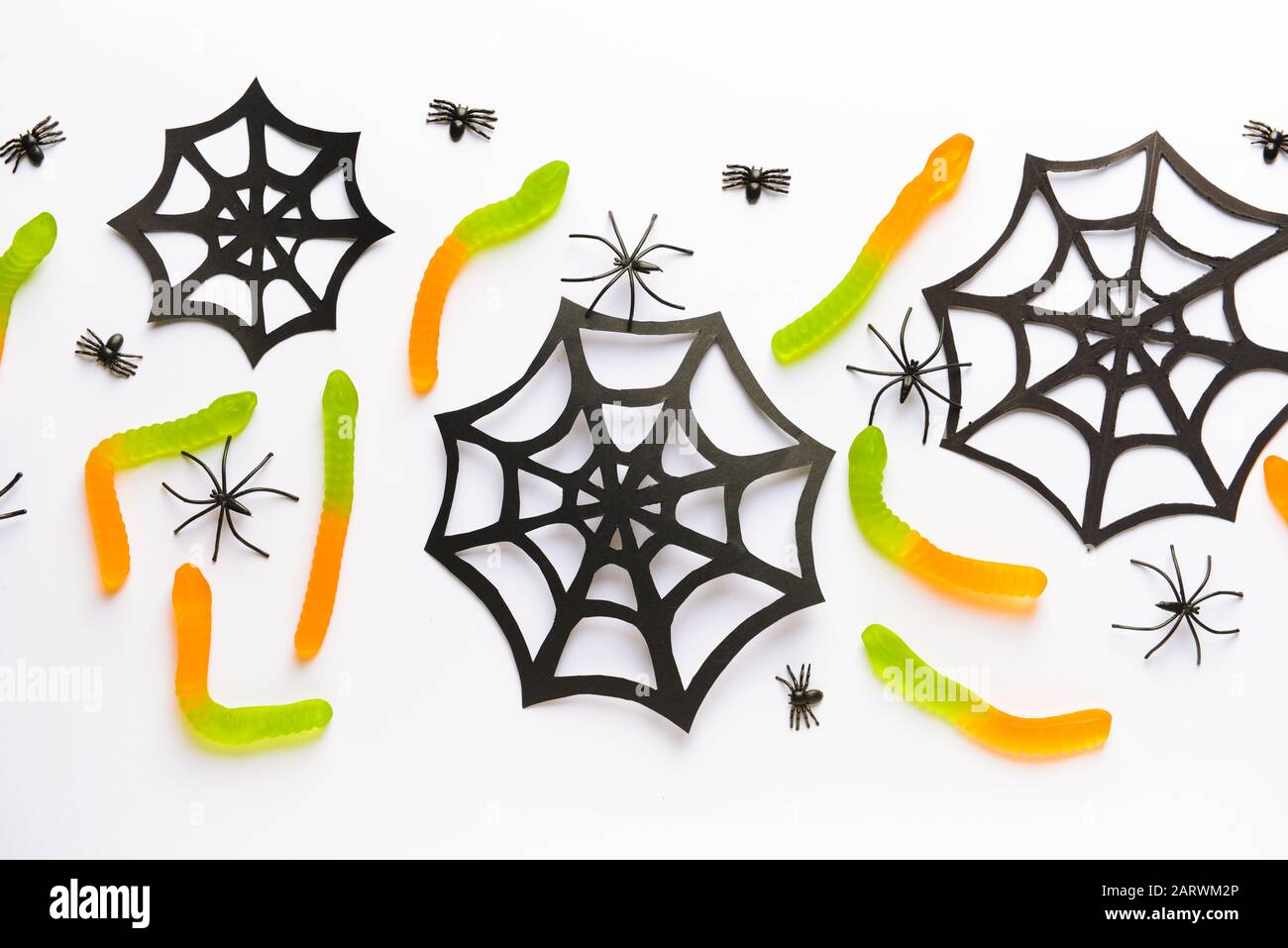 Composizione con decorazioni di Halloween su sfondo bianco Foto Stock