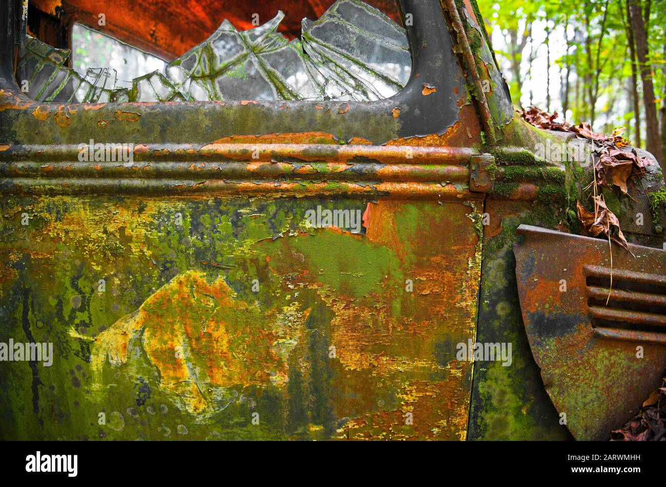 Primo piano immagine Del Lato di un Vecchio Camion Arrugginito seduto in un Junk Yard Foto Stock