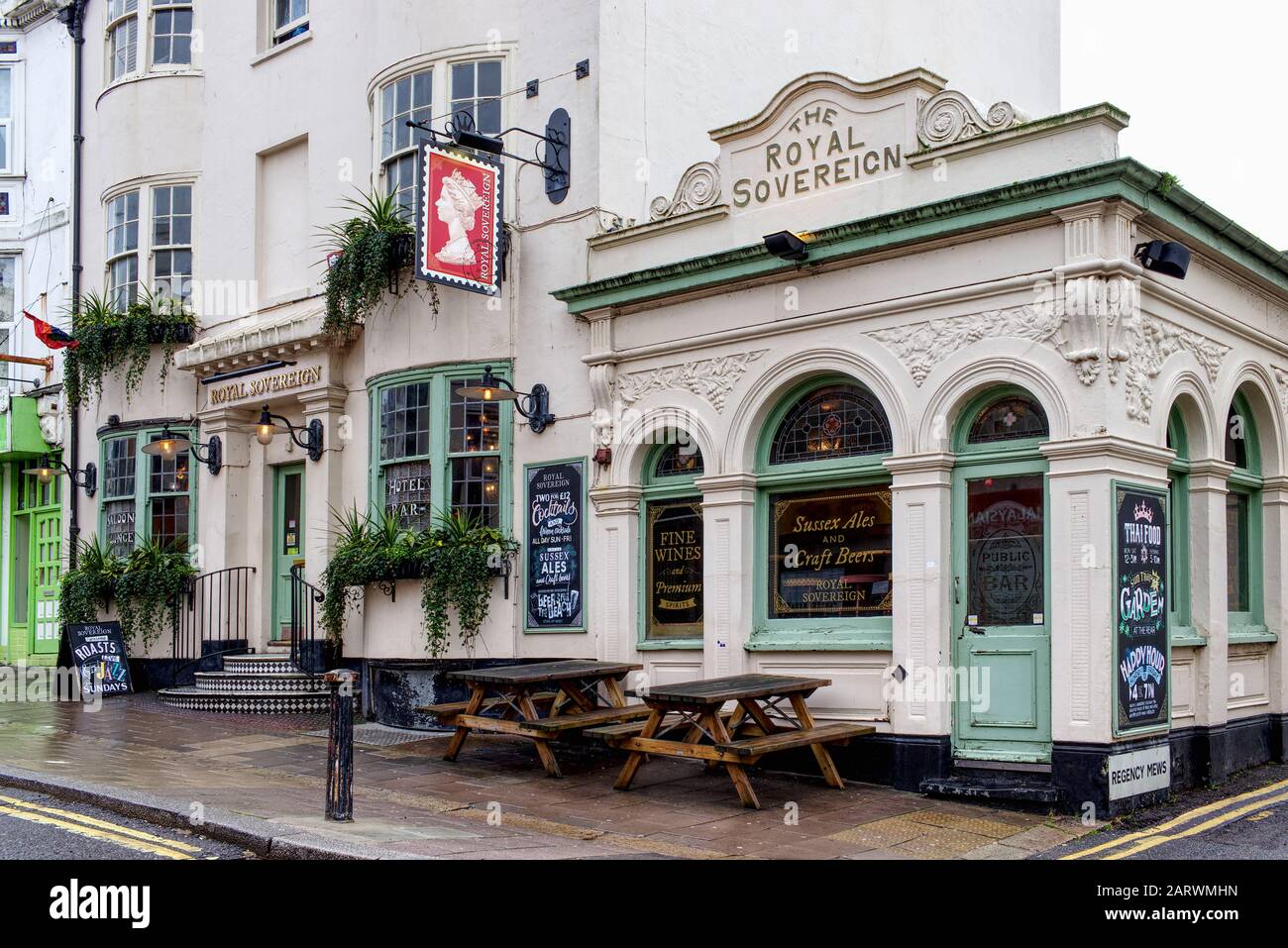 Brighton, EAST SUSSEX, INGHILTERRA, REGNO UNITO - 6 FEBBRAIO 2019: Pub inglese tradizionale. Il Royal Sovereign a Brighton, Regno Unito. Foto Stock