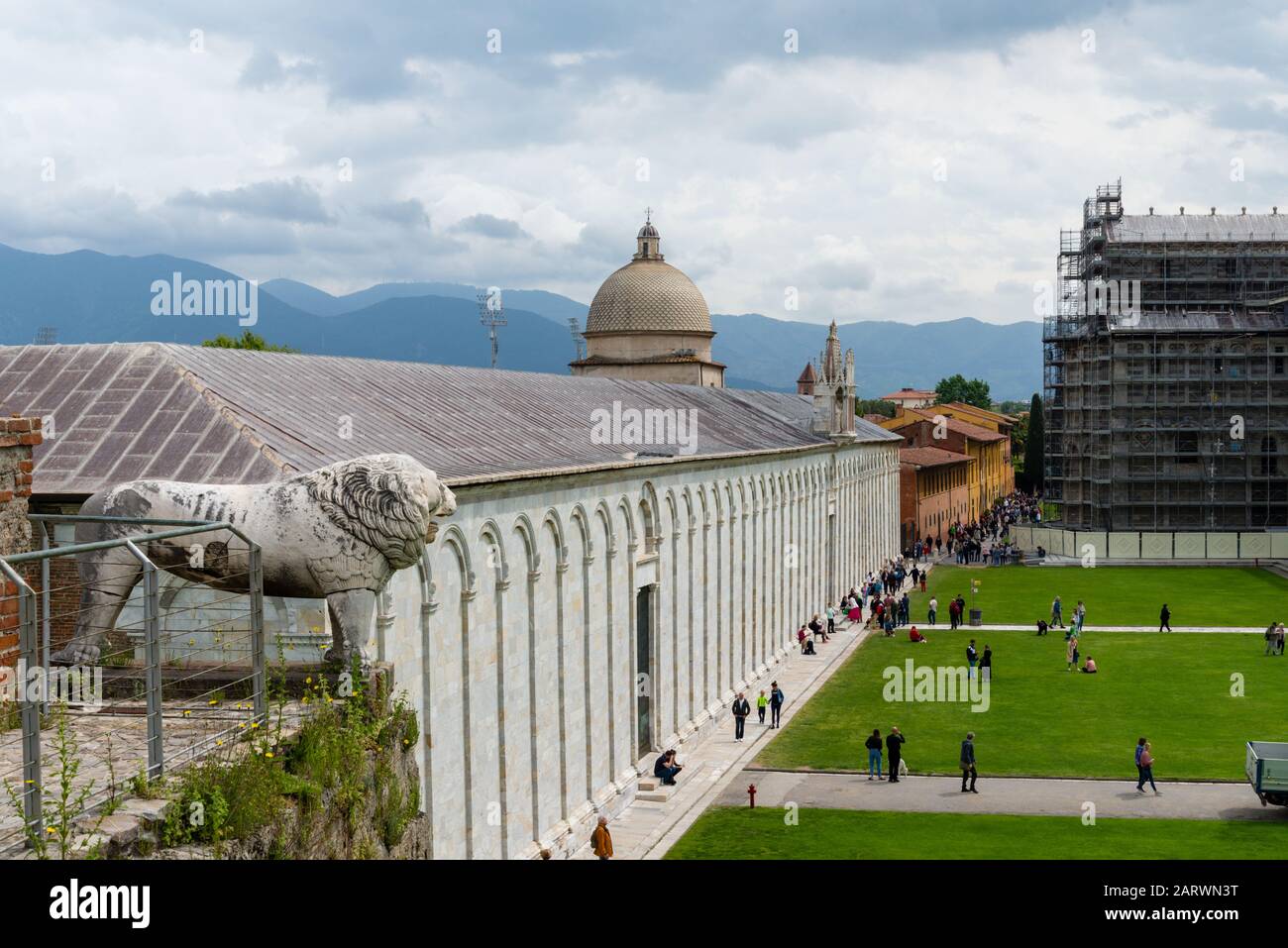 Piazza dei Miracoli è il complesso architettonico dell'arte medievale di Pisa. Foto Stock