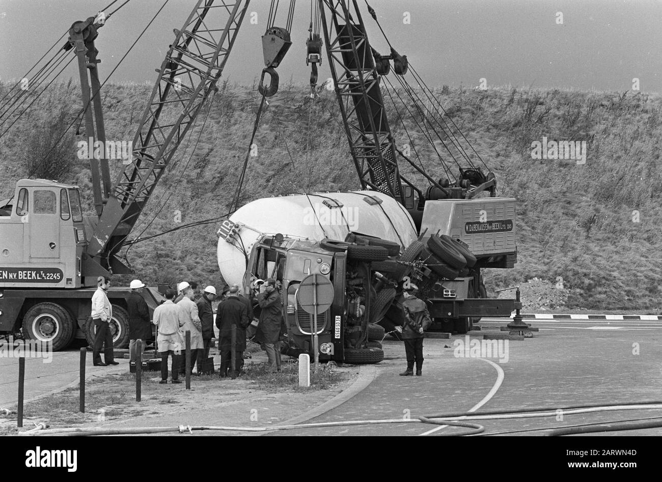 Camion cisterna a Beek (Limburg) messo sulle sue ruote. Qui ancora sul suo lato durante il traino Data: 6 settembre 1967 Località: Beek Parole Chiave: Autocisterne Foto Stock