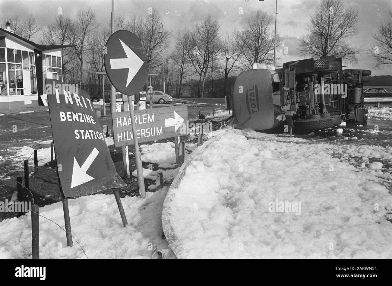 Autocisterna ribaltata a Loenersloot Data: 7 febbraio 1969 Parole Chiave: Autocisterne Foto Stock