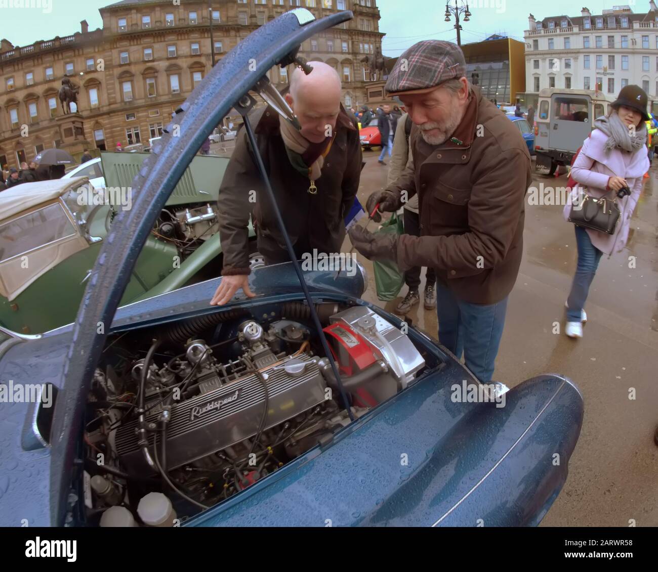 Glasgow, Scotland, UK, 29th January, 2020: UK Weather: Wet Monte Carlo Rally UK START ha visto le auto d'epoca assemblare nel centro della città in George Square al di fuori degli uffici del consiglio decorati le camere della città. 2020 vede la 23rd edizione dell'evento Historique e la 5th edizione dell'evento Classique. Copy-Rite Gerard Ferry/Alamy Live News Foto Stock