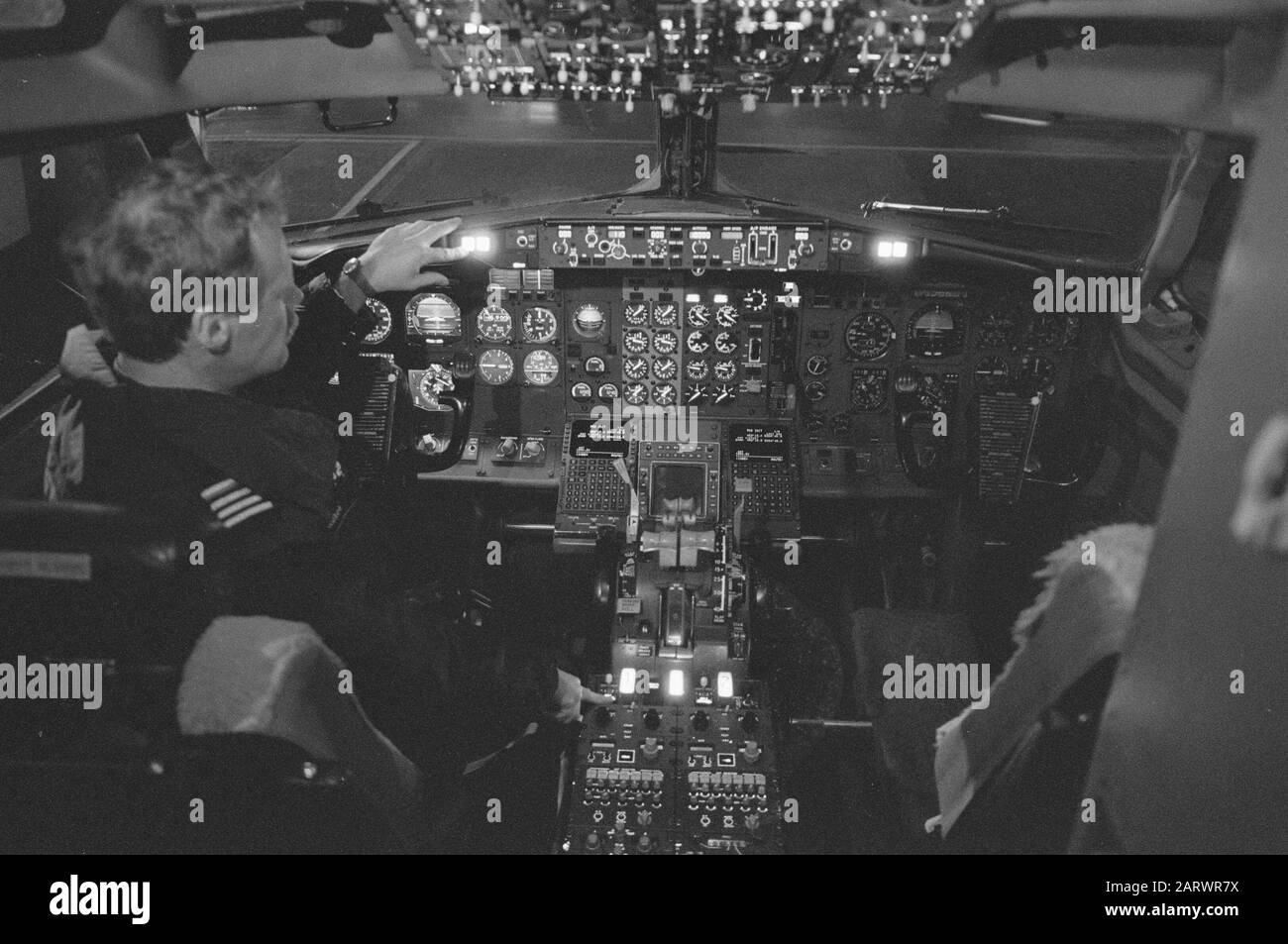 Controllo dei motori di un Boeing 737-300 da Transavia presso Schiphol Technician nel cockpit Data: 12 gennaio 1989 Località: Noord-Holland, Schiphol Parole Chiave: Controlli, compagnie aeree, motori, aerei Foto Stock