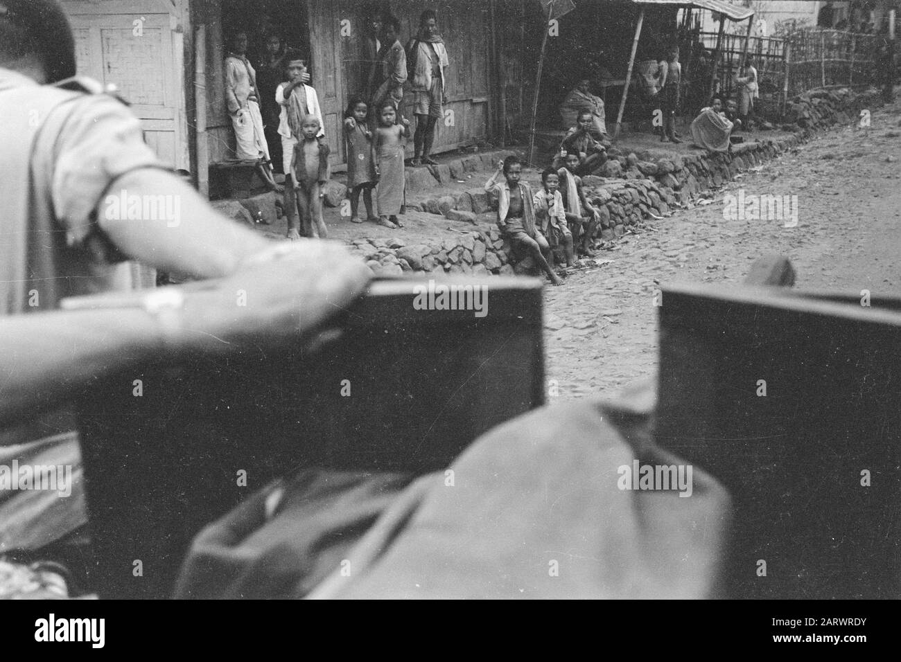 Azione Tegal Tegal: Che colma la separazione tra popoli di lingue e razze diverse; il gesto di amicizia e di fiducia. Con il pollice sollevato, le nostre truppe saluto la popolazione, che fluiva lungo le strade ora fame e terrore appartenuto alla data passata: 24 luglio 1948 luogo: Indonesia, Indie orientali olandesi, Purwokerto, Tegal Foto Stock