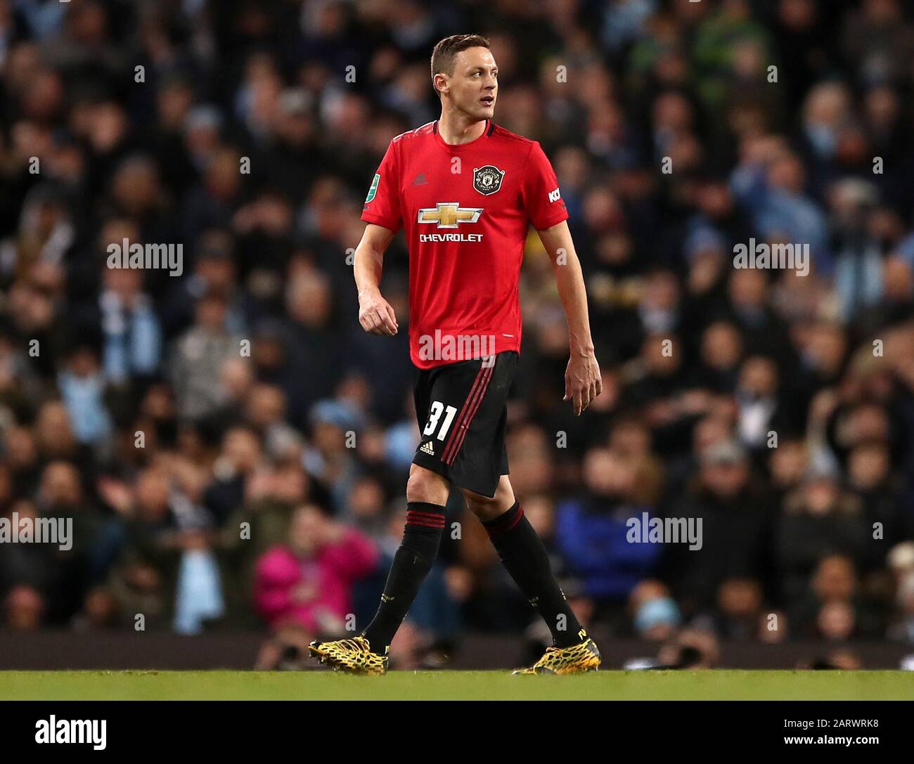 La Nemanja Matic del Manchester United esce dal campo dopo essere stata mostrata una carta rossa per un fallo, ricevendo una seconda carta gialla durante la semi finale della Carabao Cup, seconda partita a gambe allo Stadio Etihad di Manchester. Foto Stock