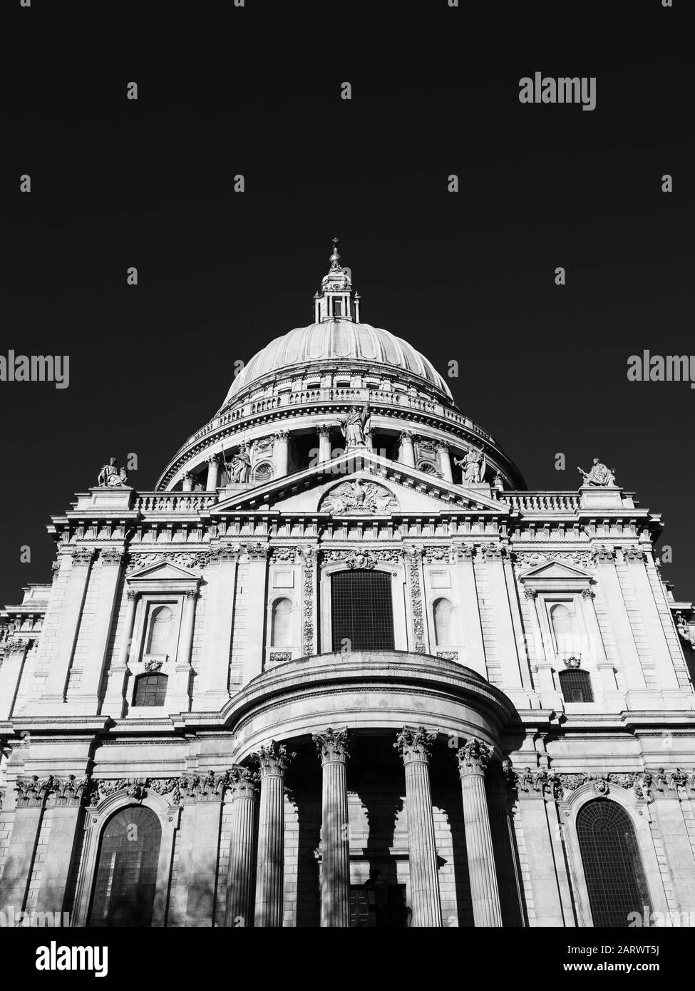 Paesaggio bianco e nero della Cattedrale di St Pauls, City of London, England, UK, GB. Foto Stock