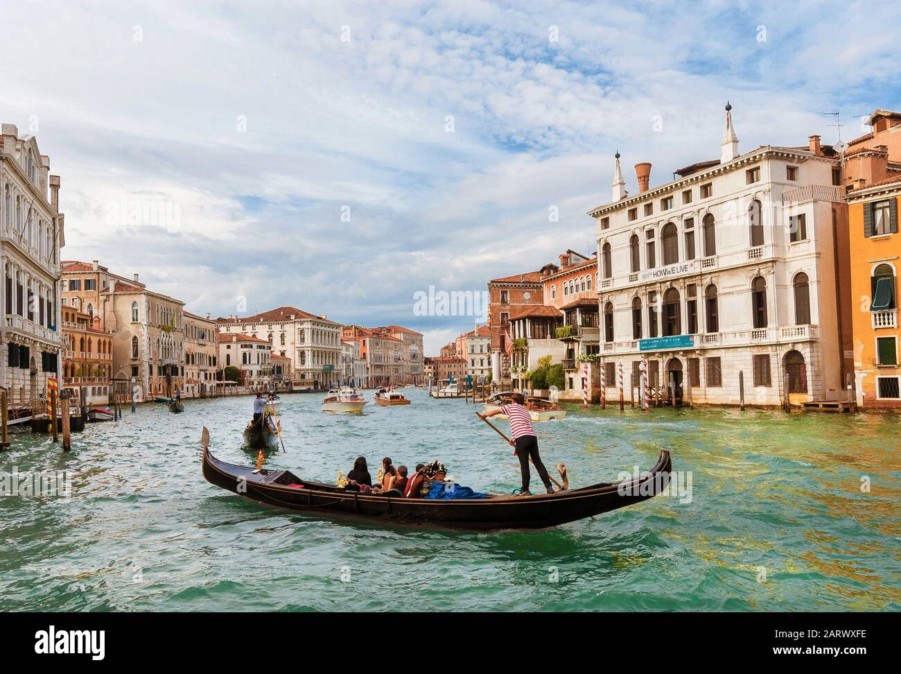 Visite turistiche a Venezia. I turisti intraprendono un tour privato in gondola lungo il famoso Canal Grande Foto Stock