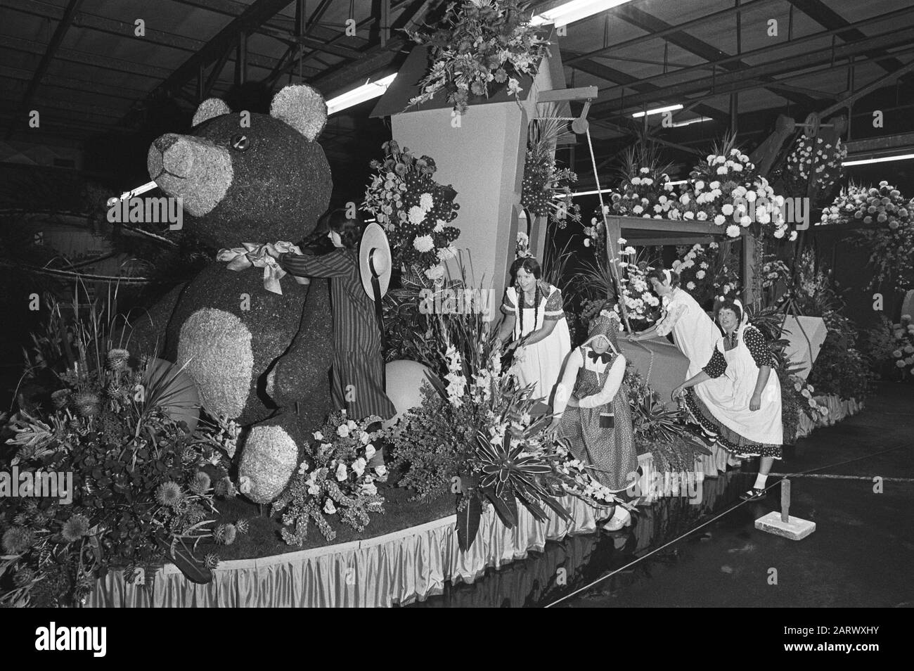Preparazioni all'asta di fiori di Aalsmeer del Flower corso che si terrà domani. Galleggiante galleggiante con un grande orso Data: 4 settembre 1981 luogo: Aalsmeer, Noord-Holland Parole Chiave: Orsi, corsos di fiori, aste di fiori Foto Stock