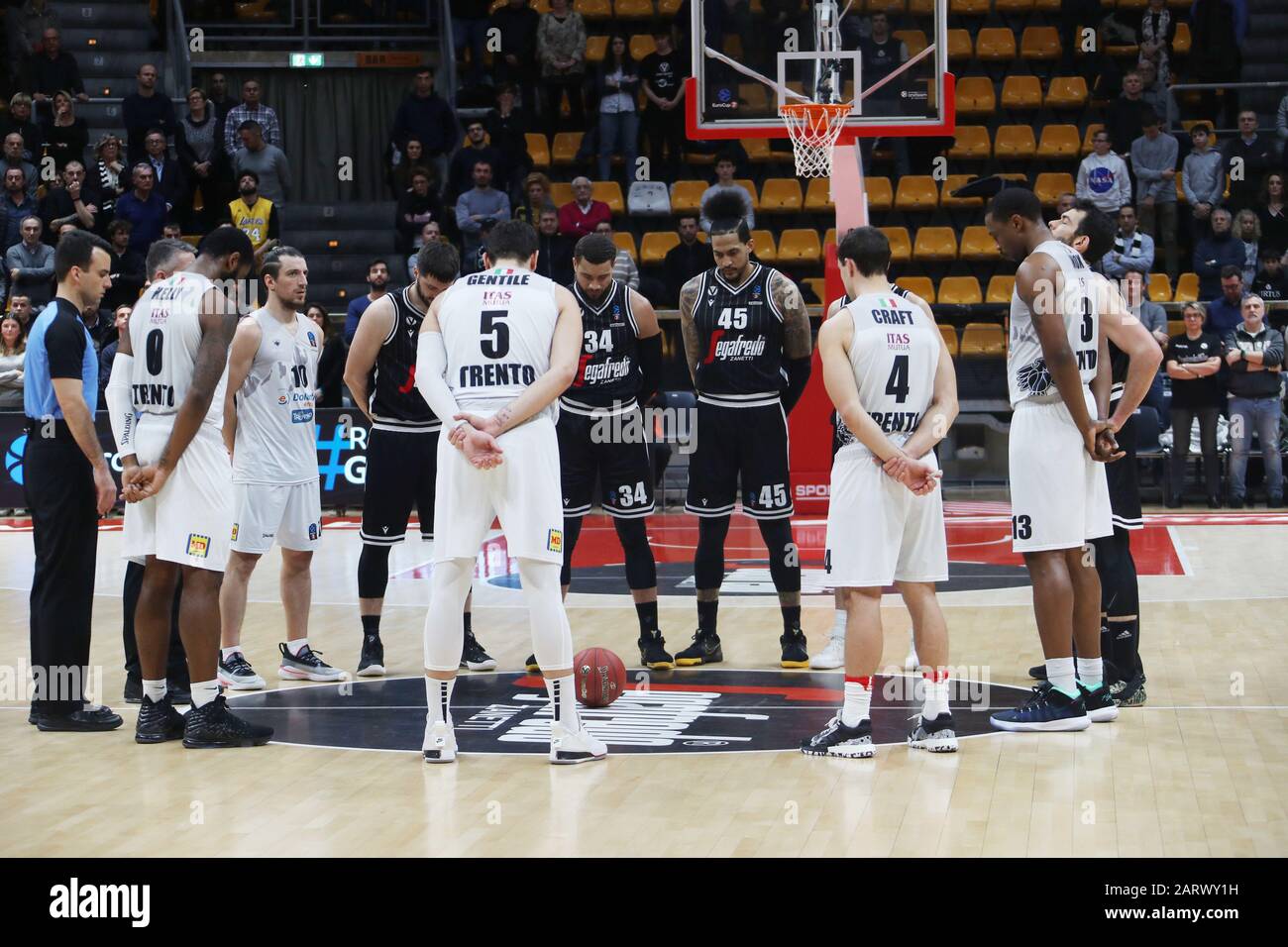 Bologna, Italia, 29 gennaio 2020, minuto di silenzio in memoria di kobe bryant prima di partita di eurocup virtus segafredo bologna vs dolomiti energia trentino durante Segafredo Virtus Bologna vs Dolomiti energia Trento - Basketball Eurocup Championship - Credit: LPS/Michele Nucci/Alamy Live News Foto Stock