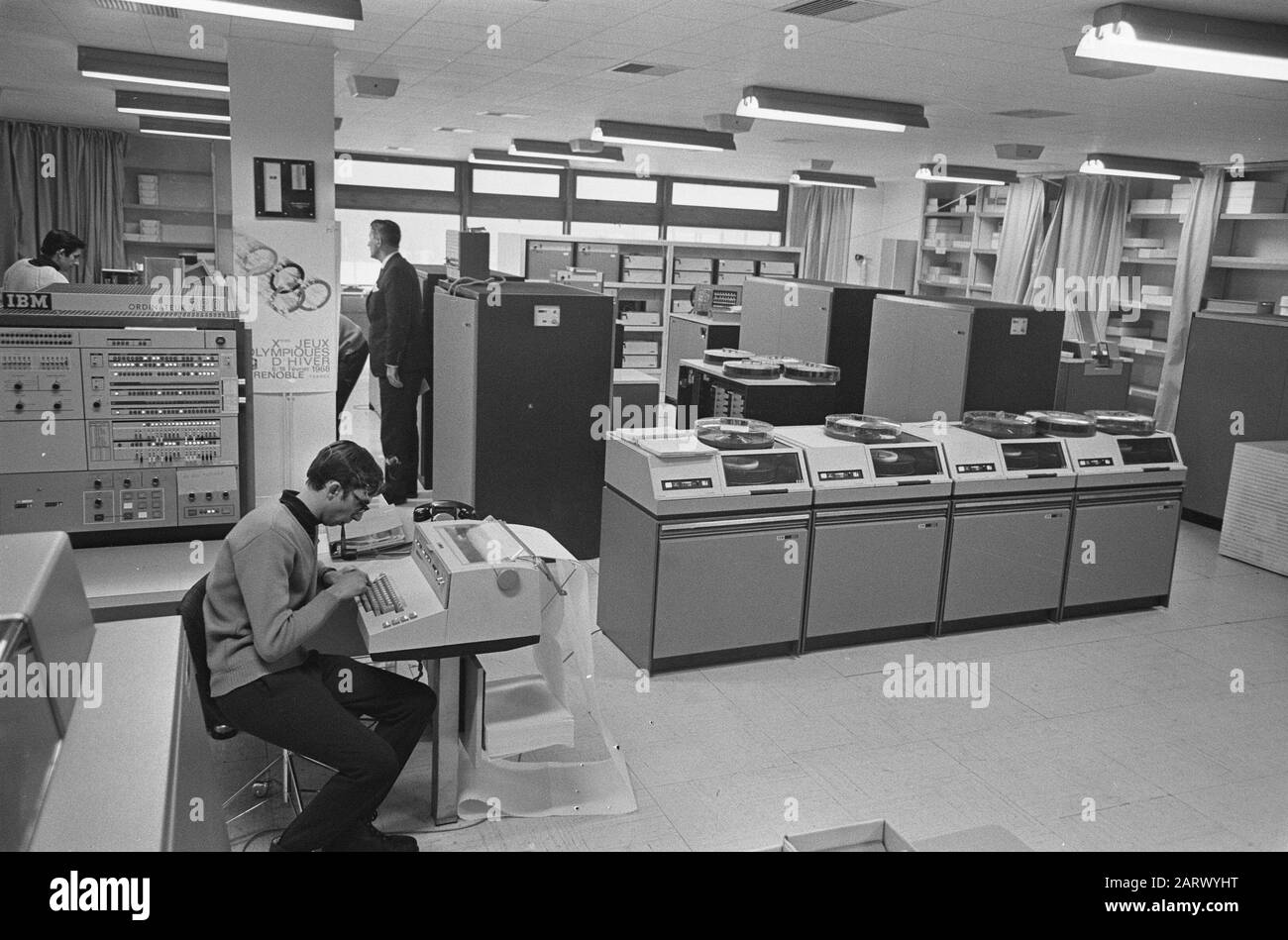 Preparativi decimo Giochi Olimpici invernali, panoramica del centro computer Data: 16 gennaio 1968 Parole Chiave: Centri computer, computer, giochi invernali Foto Stock