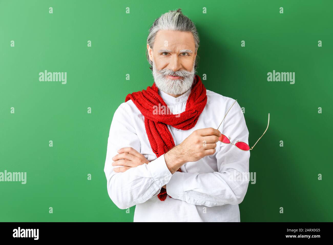 Ritratto di elegante uomo senior sul colore di sfondo Foto Stock