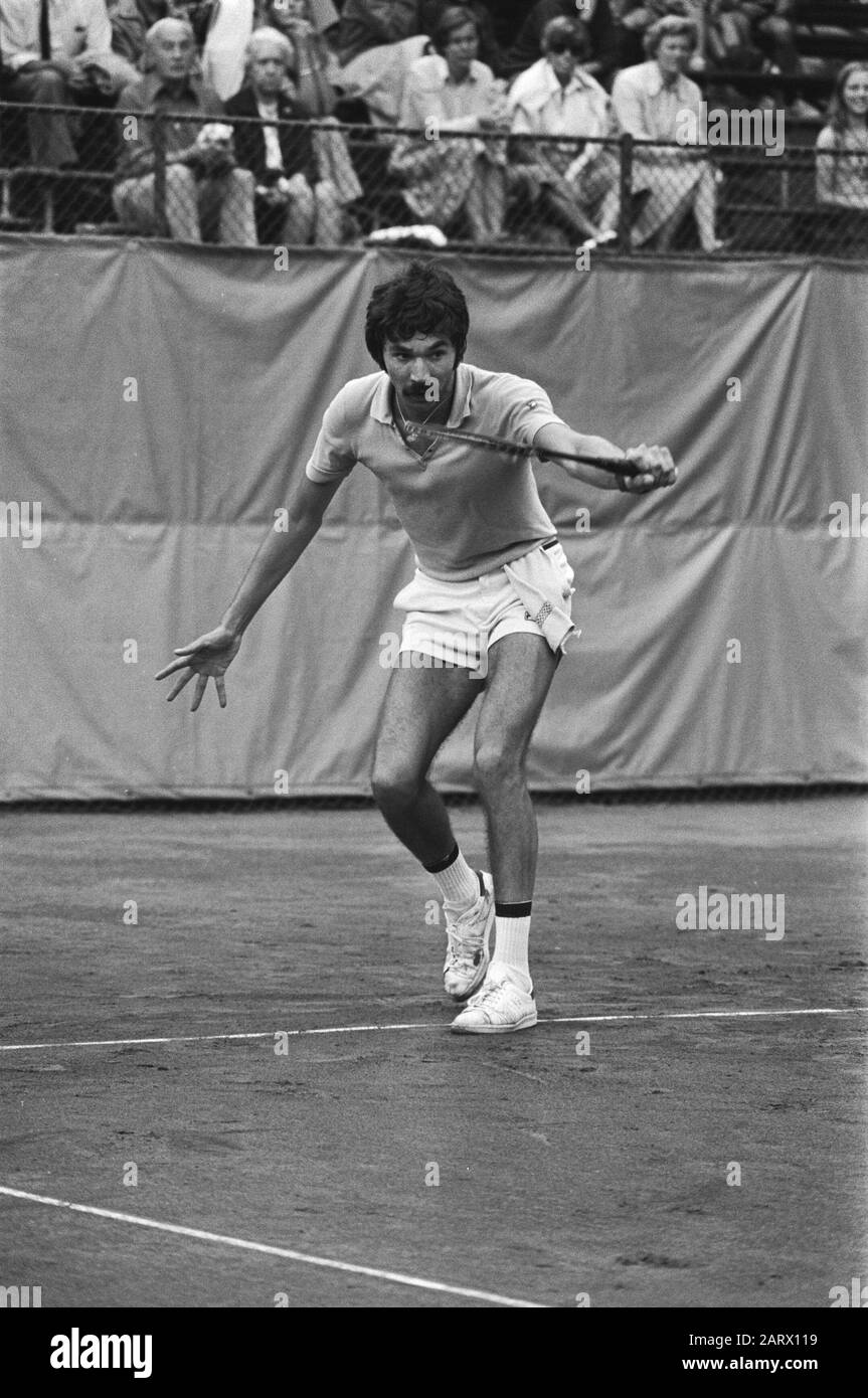 Torneo di tennis Milkhouse, Rolf Thung in azione Data: 13 luglio 1976 Parole Chiave: Tennis Nome Persona: Thung, Rolf Nome istituzione: Milkhouse,'t Foto Stock